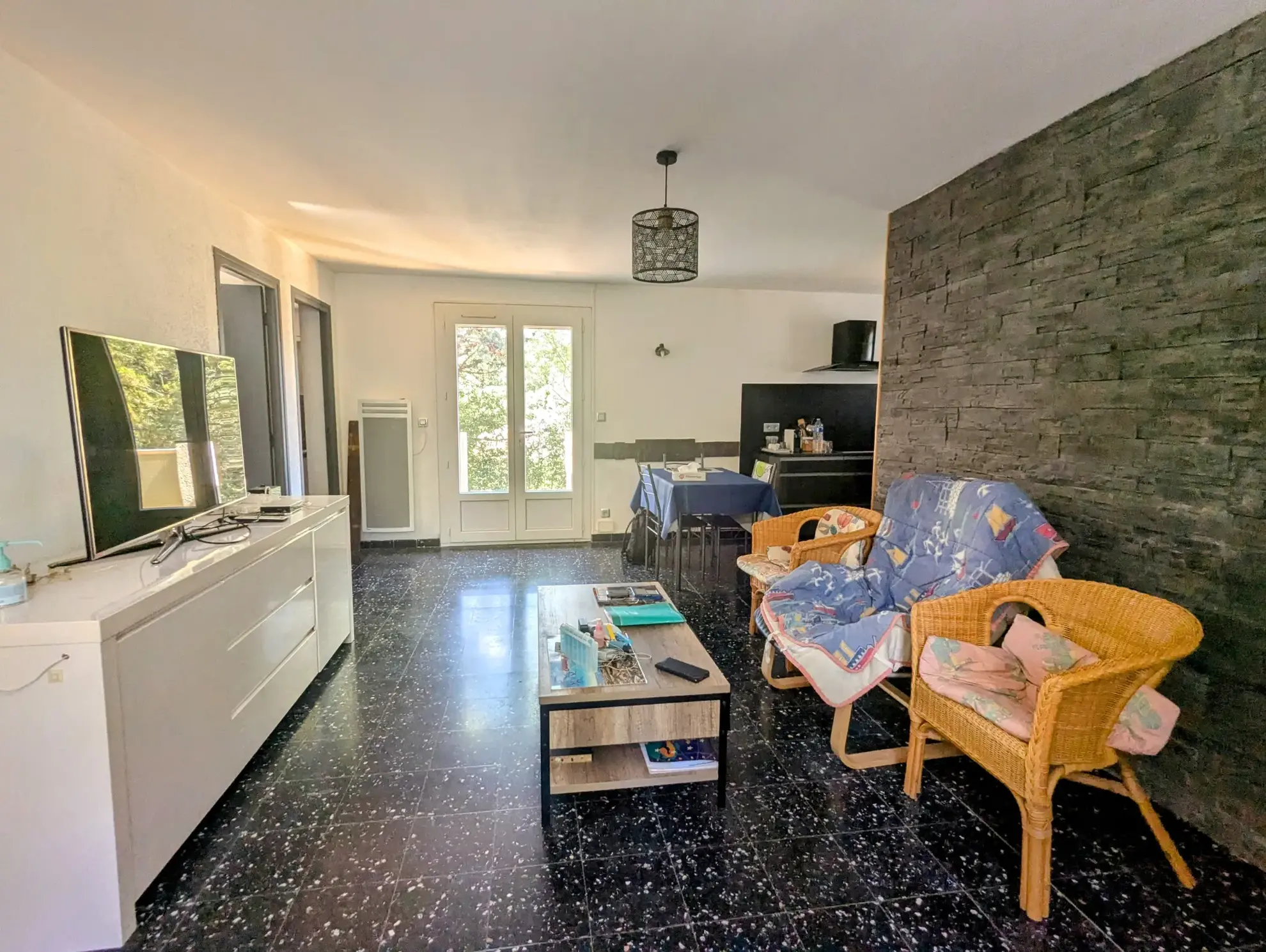 Villa de plain-pied calme avec grand terrain piscinable proche de Narbonne 