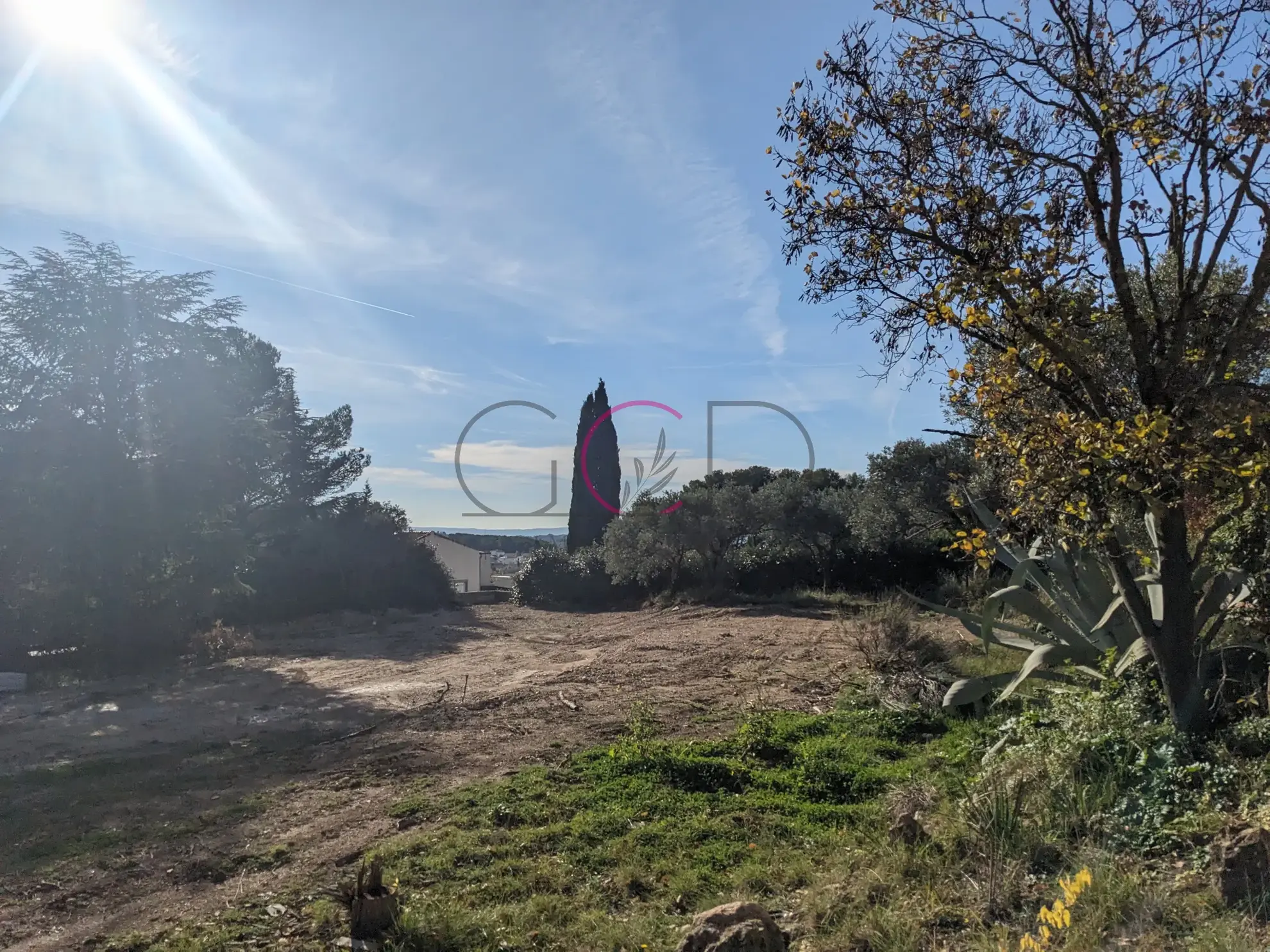 Terrain constructible de 455 m² à Velaux avec vue dominante 