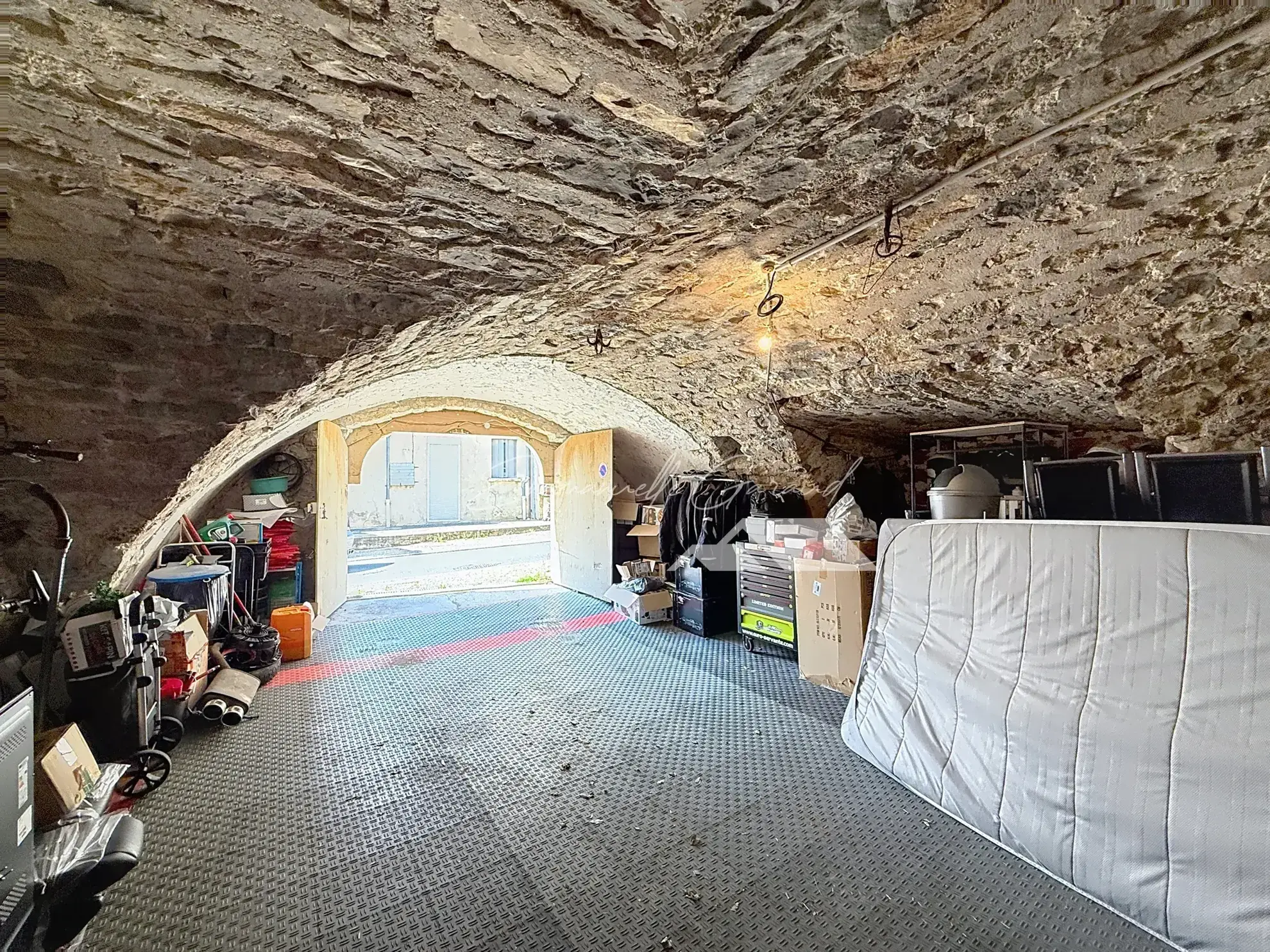 Maison de village à Paulhe avec grand garage, cave et toiture révisée 