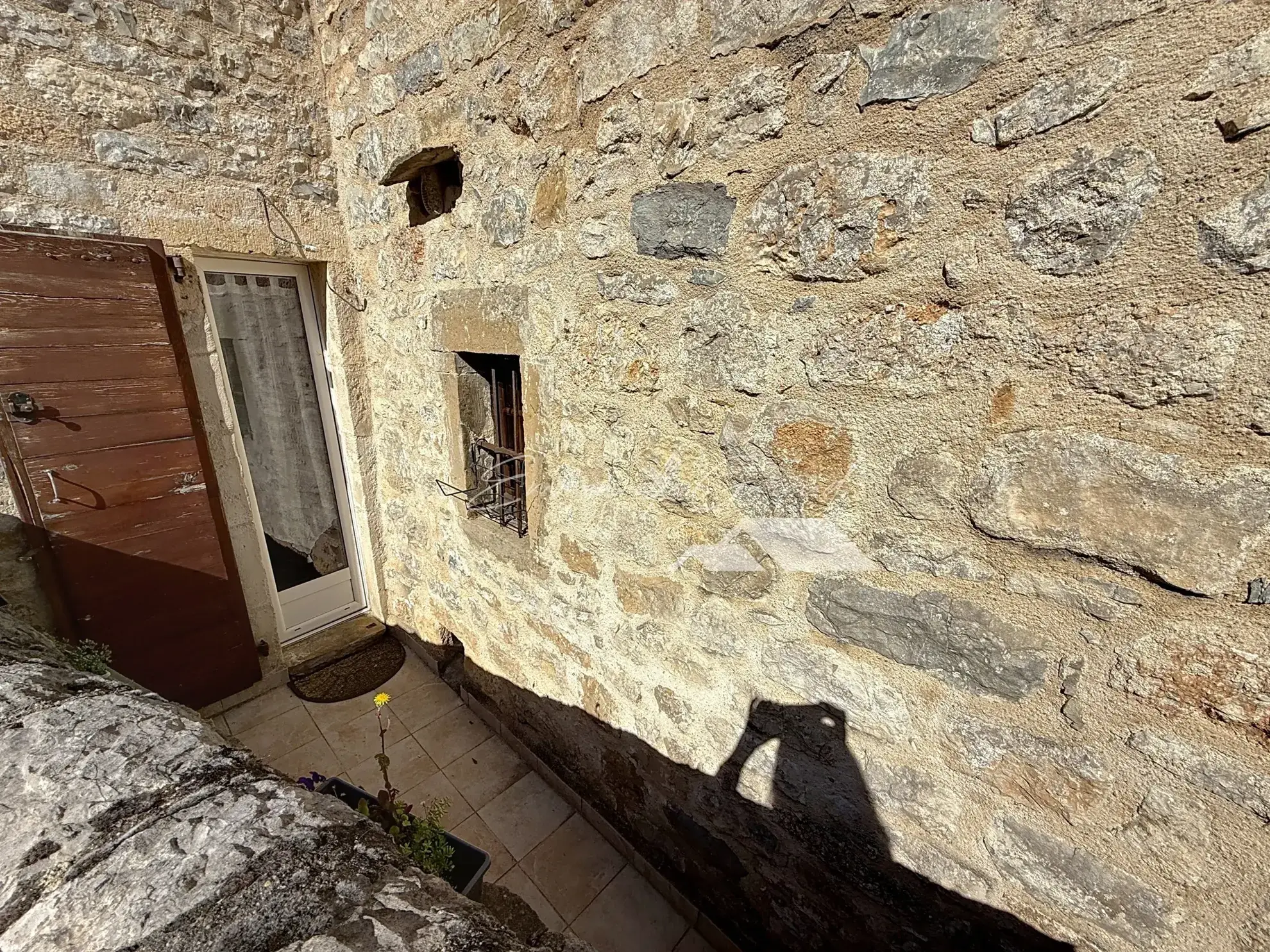 Maison de village à Paulhe avec grand garage, cave et toiture révisée 