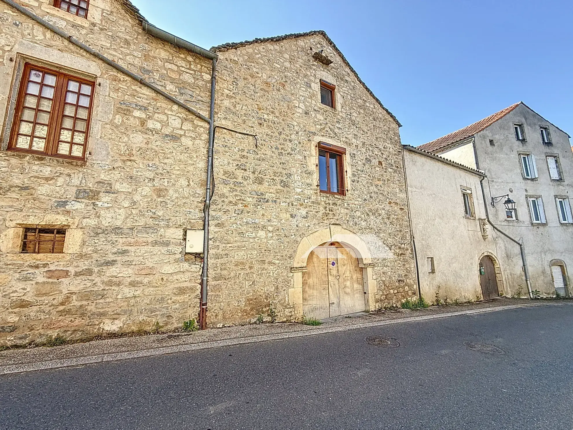 Maison de village à Paulhe avec grand garage, cave et toiture révisée 