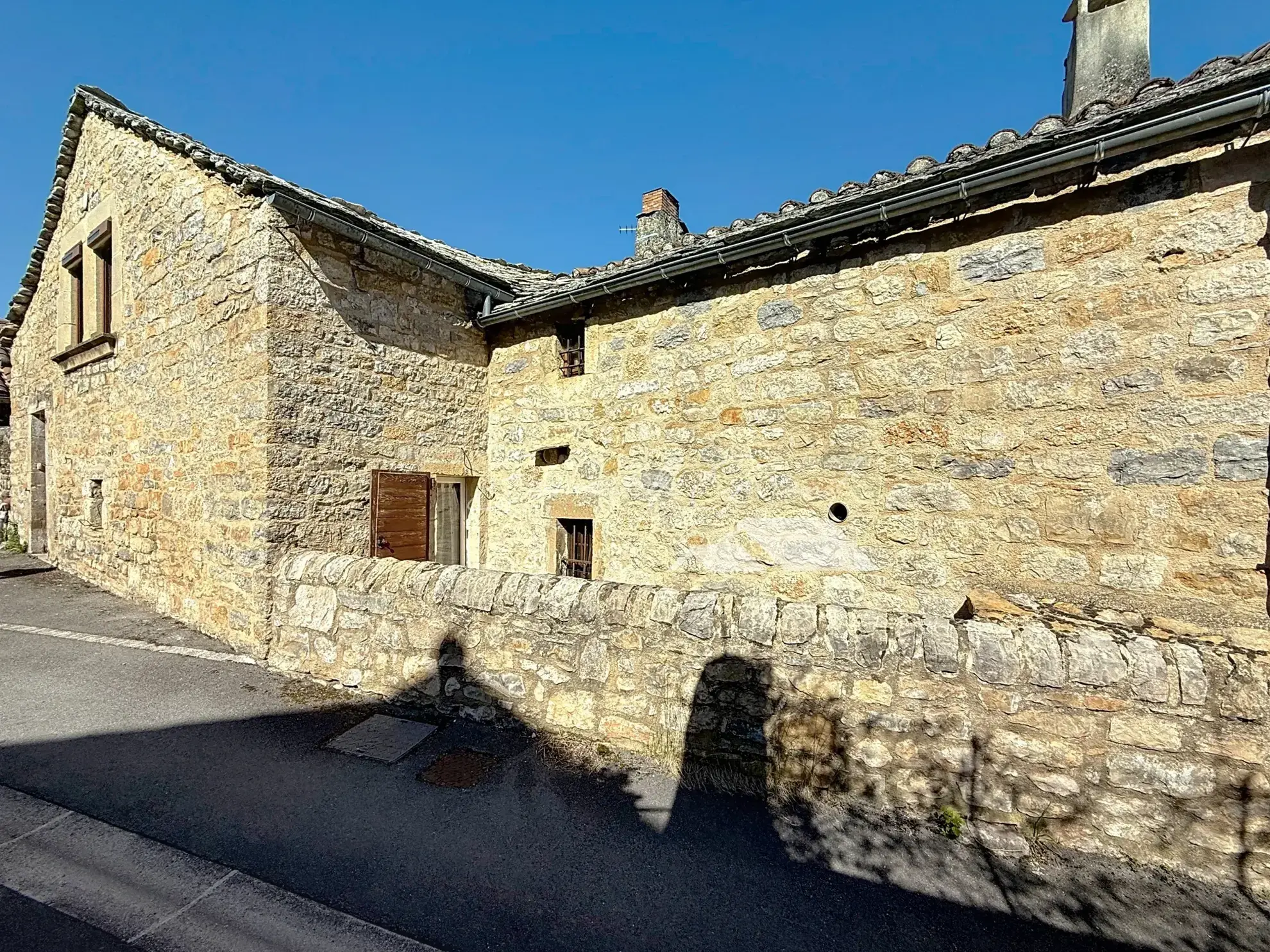 Maison de village à Paulhe avec grand garage, cave et toiture révisée 