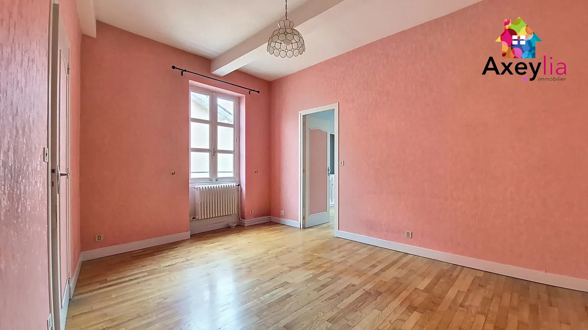 Immeuble à rénover au cœur de Charlieu, potentiel de division en trois appartements 