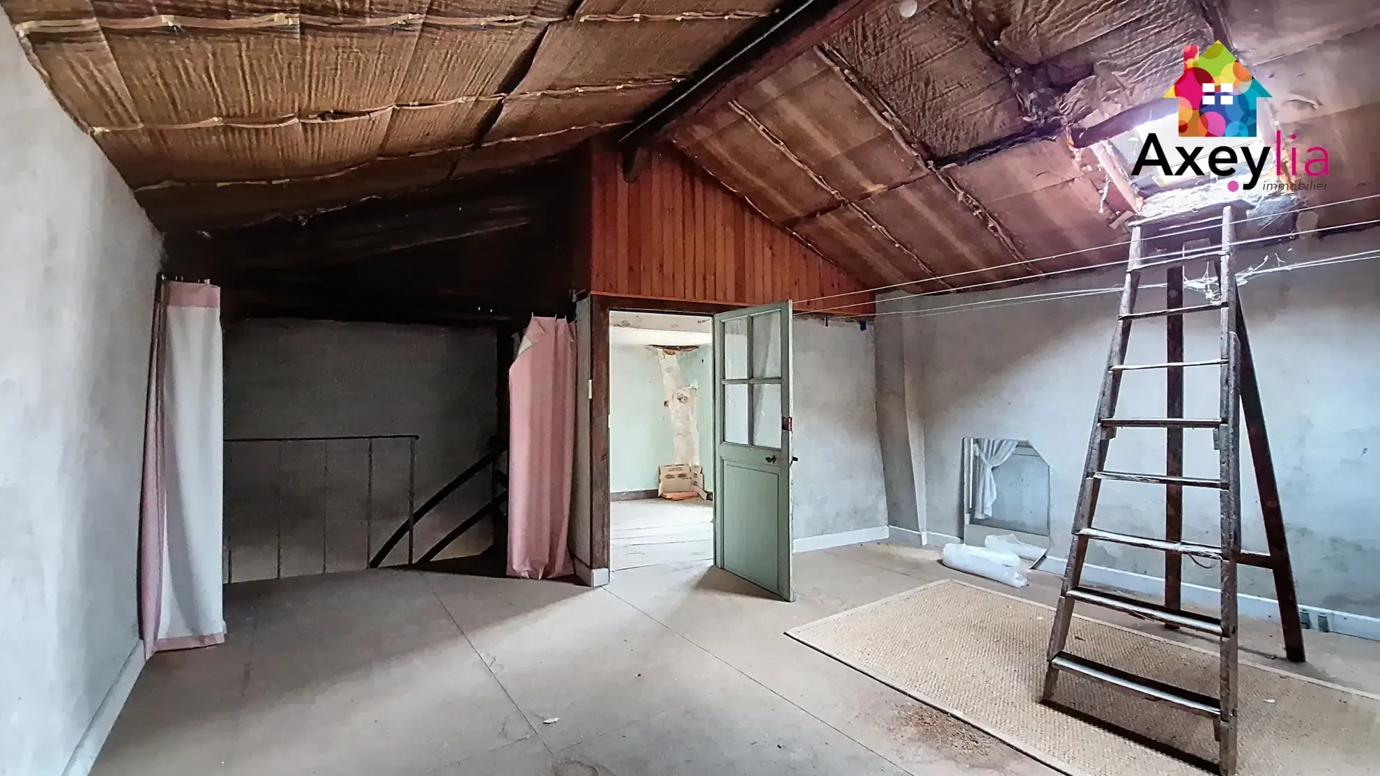 Immeuble à rénover au cœur de Charlieu, potentiel de division en trois appartements 