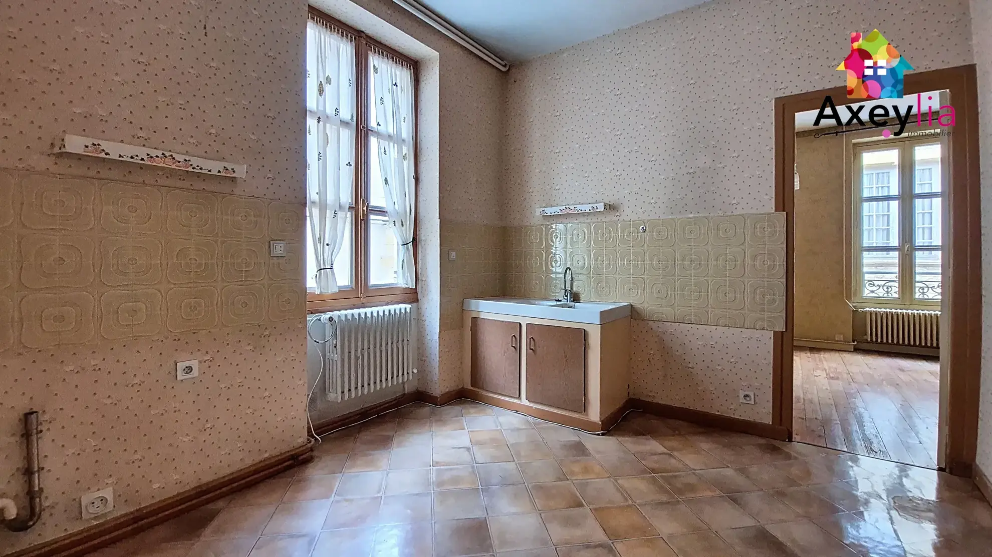 Immeuble à rénover au cœur de Charlieu, potentiel de division en trois appartements 