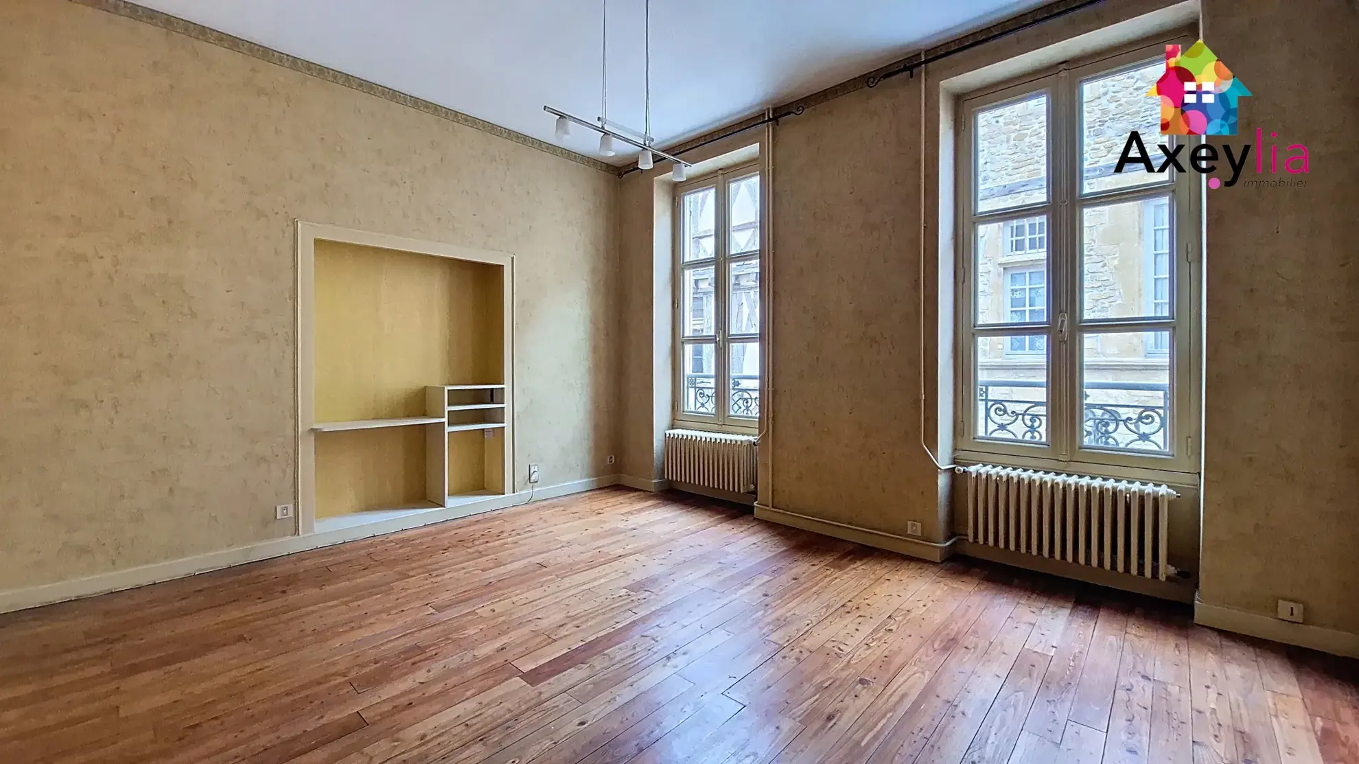 Immeuble à rénover au cœur de Charlieu, potentiel de division en trois appartements 