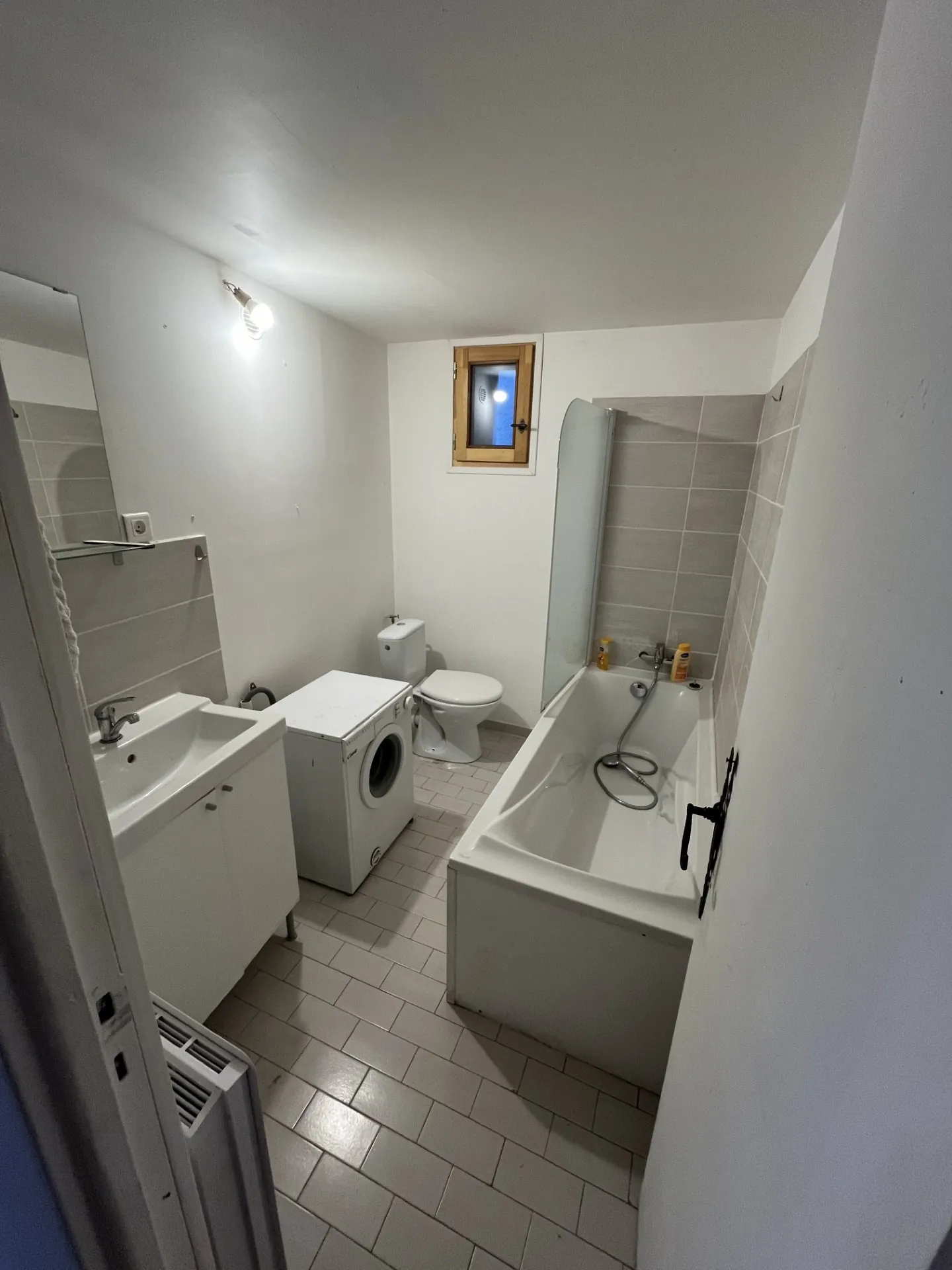 Immeuble avec 3 appartements et local commercial à Sault - Opportunité d'investissement 