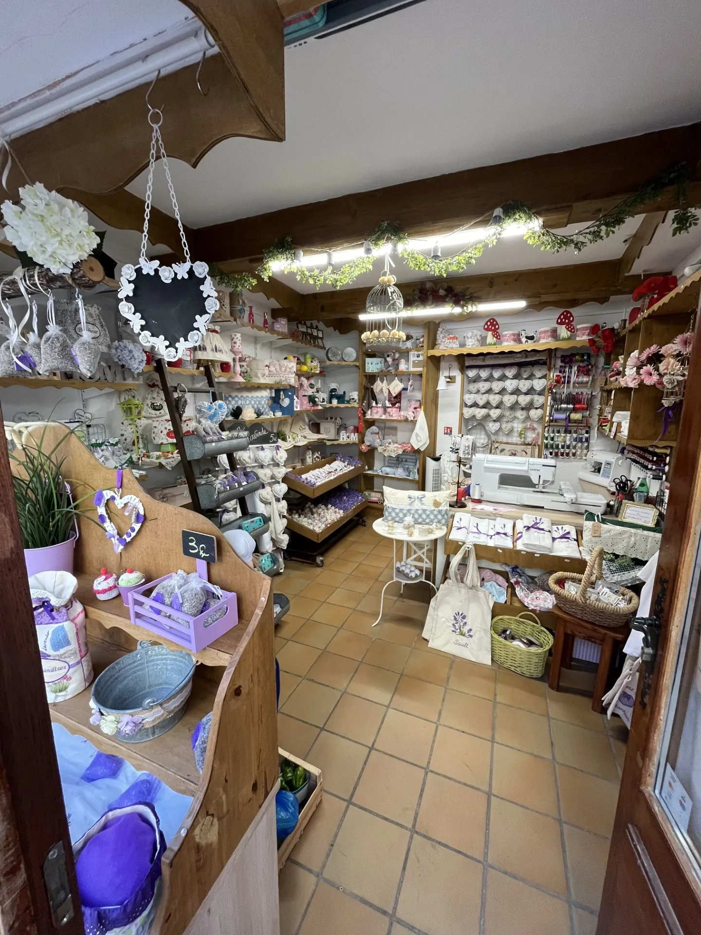 Immeuble avec 3 appartements et local commercial à Sault - Opportunité d'investissement 