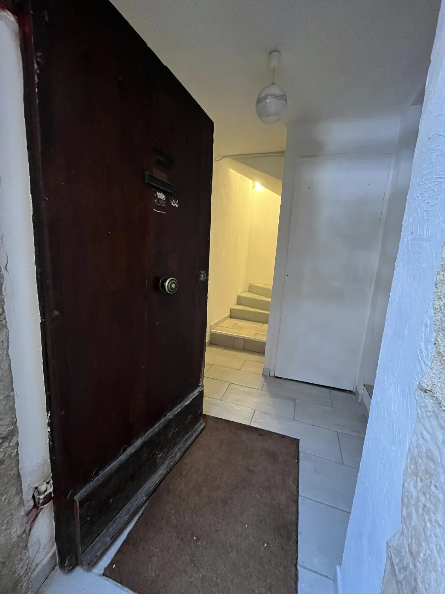 Immeuble avec 3 appartements et local commercial à Sault - Opportunité d'investissement 