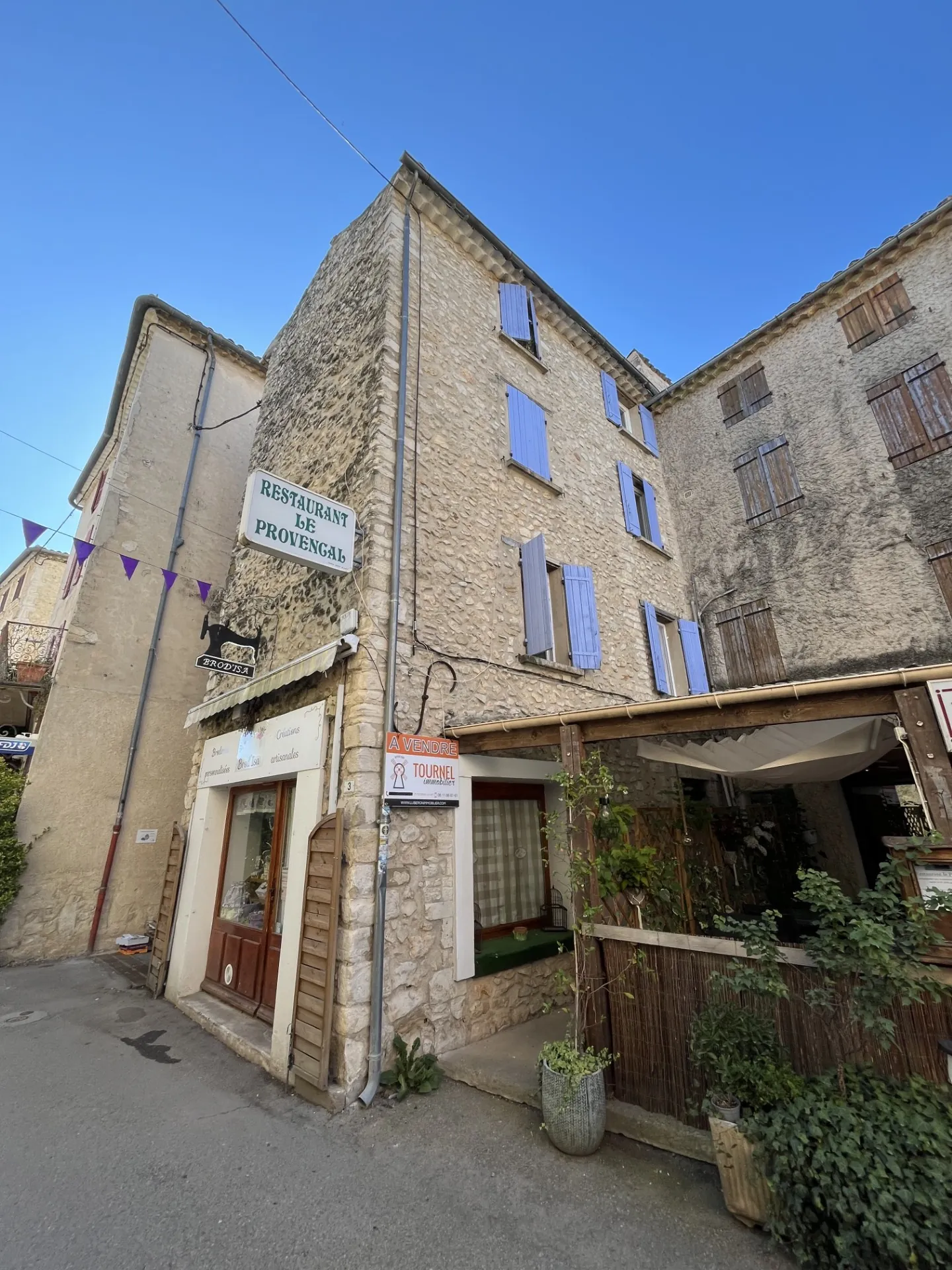 Immeuble locatif à Sault avec 3 appartements et local commercial