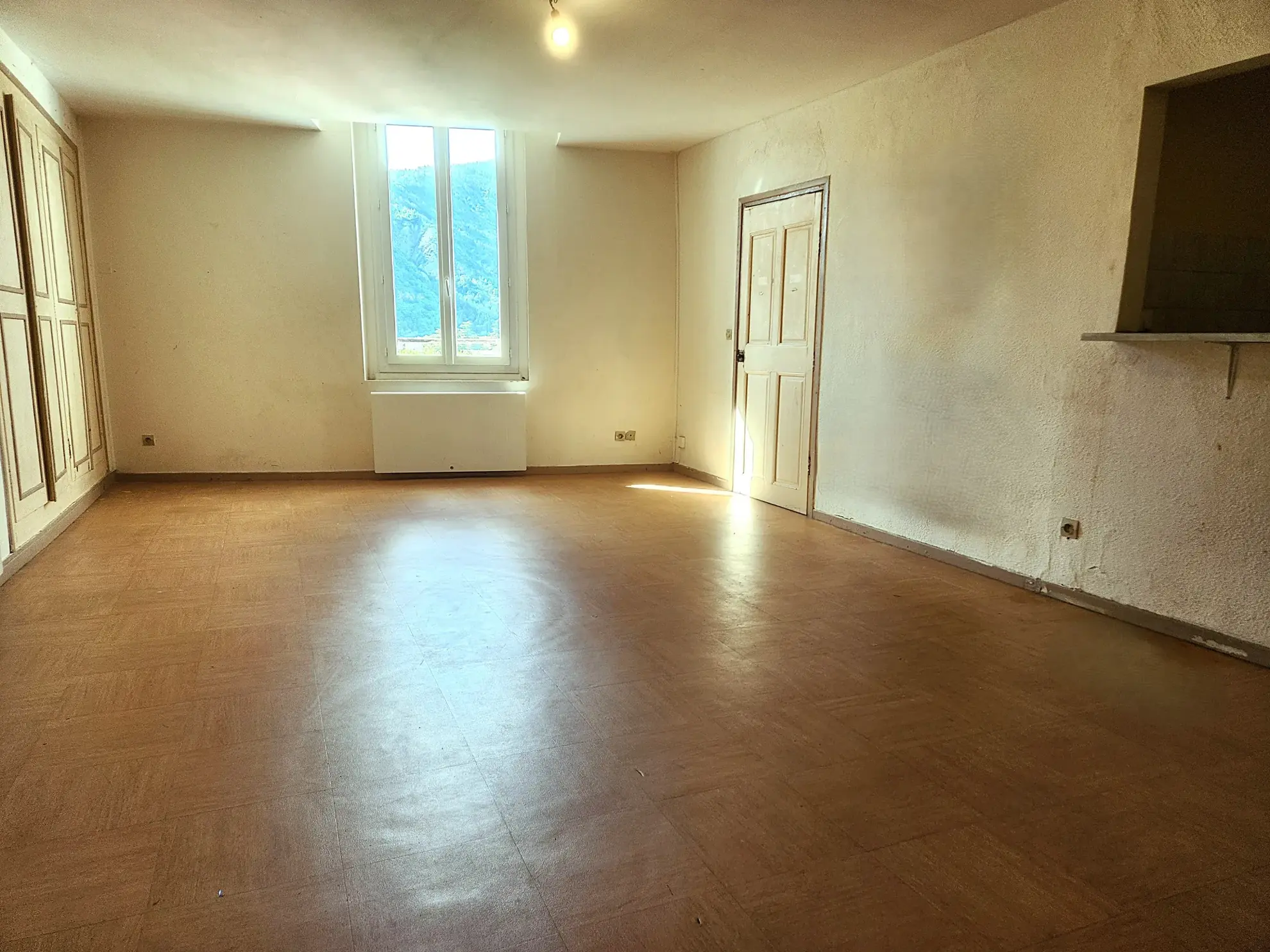Appartement T2 à rénover avec fort potentiel au centre de Digne-les-Bains 