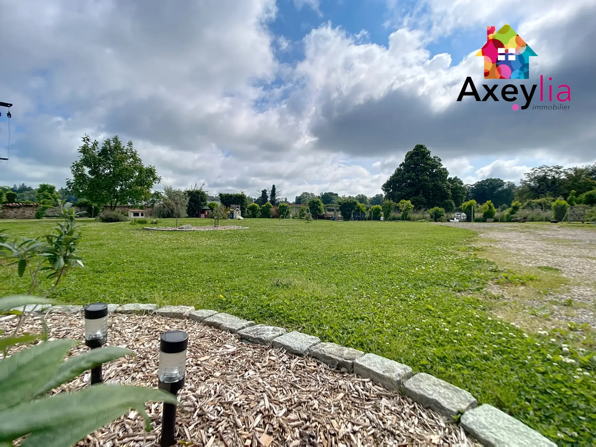 Belle maison en pierre rénovée avec 3 chambres et grand jardin à Saint-Symphorien-de-Lay 