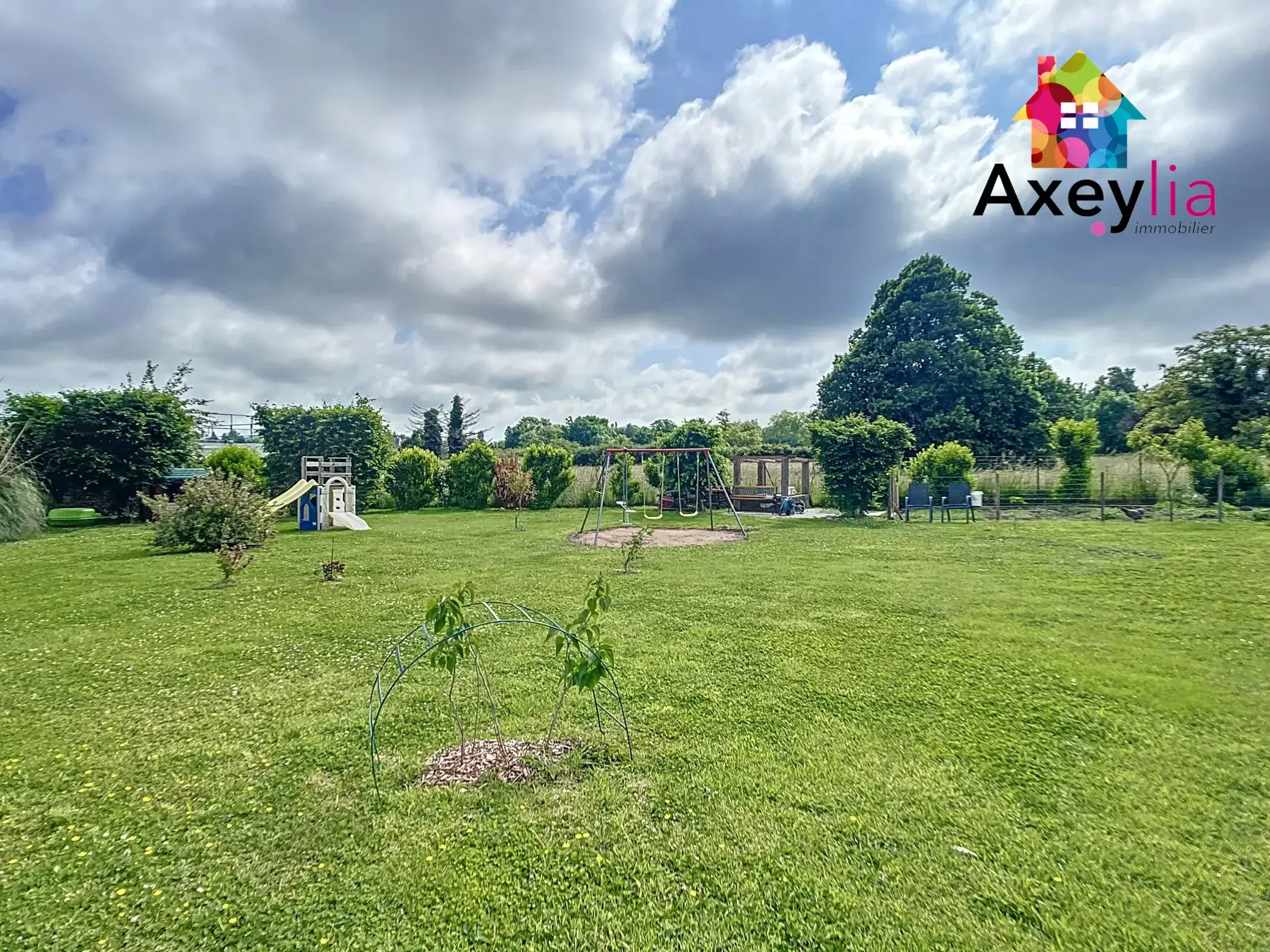 Belle maison en pierre rénovée avec 3 chambres et grand jardin à Saint-Symphorien-de-Lay 