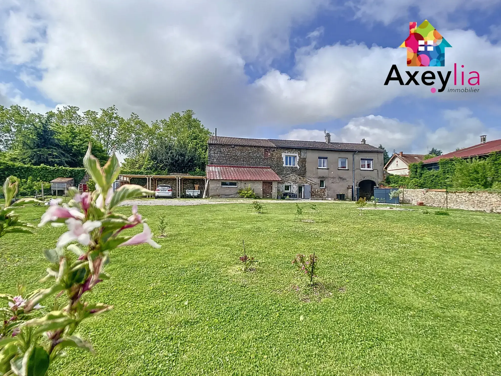 Belle maison en pierre rénovée avec 3 chambres et grand jardin à Saint-Symphorien-de-Lay