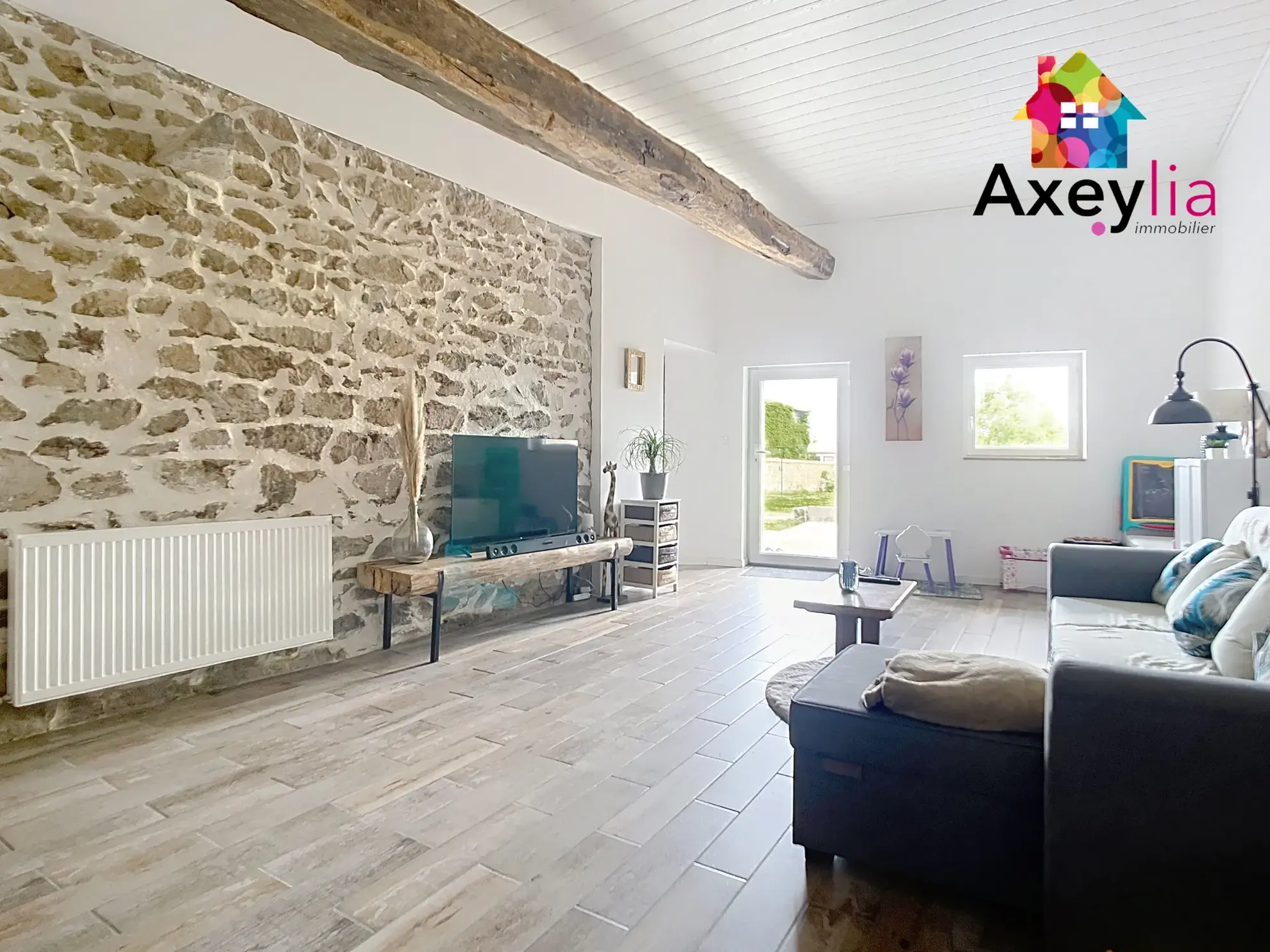 Belle maison en pierre rénovée avec 3 chambres et grand jardin à Saint-Symphorien-de-Lay 