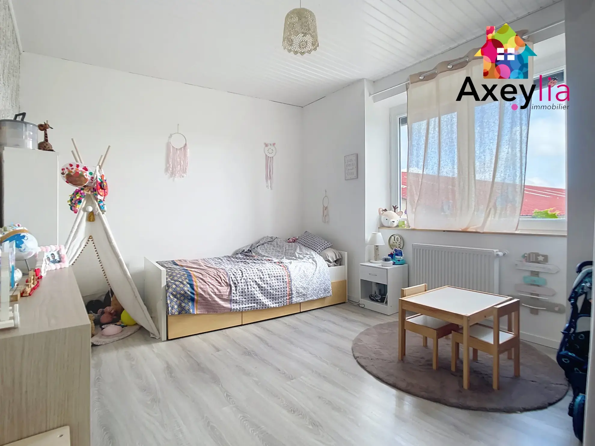 Belle maison en pierre rénovée avec 3 chambres et grand jardin à Saint-Symphorien-de-Lay 