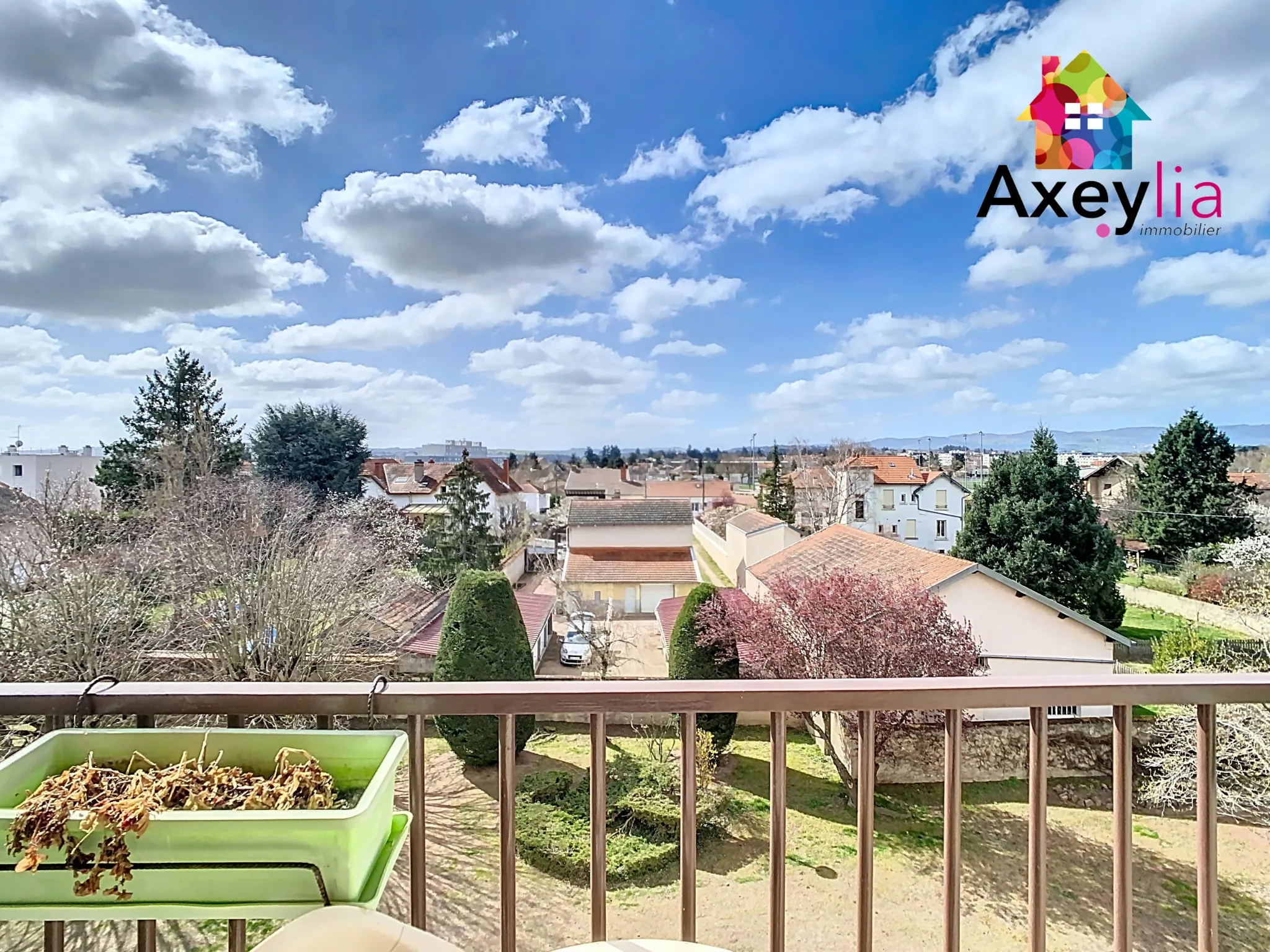 Appartement T3 à Roanne proche de la piscine avec balcon et cave 