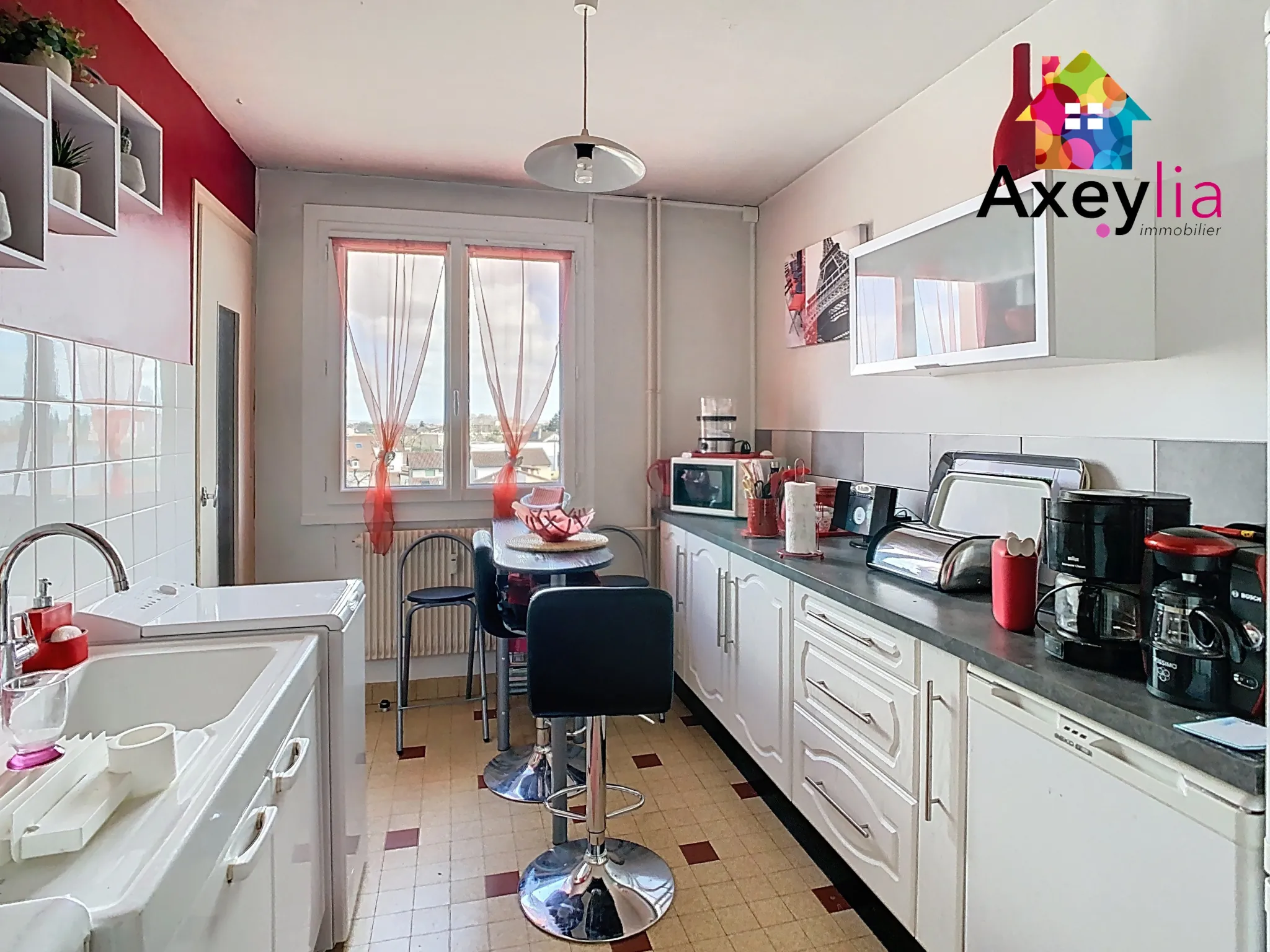 Appartement T3 à Roanne proche de la piscine avec balcon et cave 