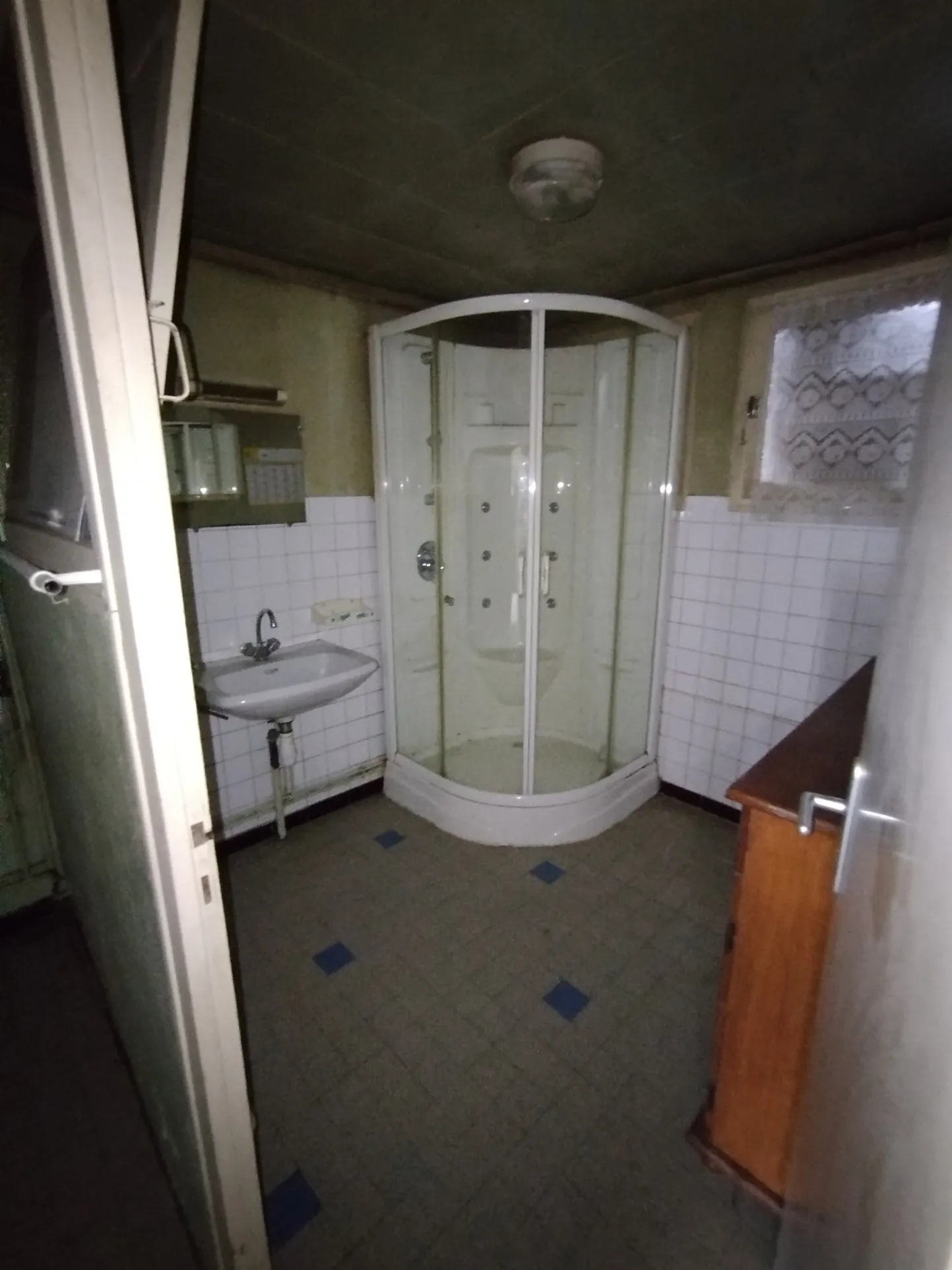 Fermette mitoyenne à rénover avec dépendances à St Amour, 39160 