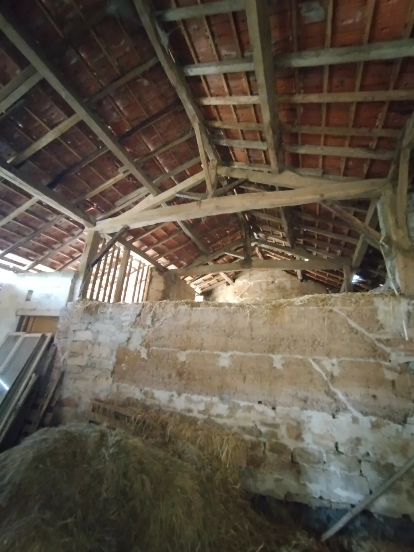 Fermette mitoyenne à rénover avec dépendances à St Amour, 39160 