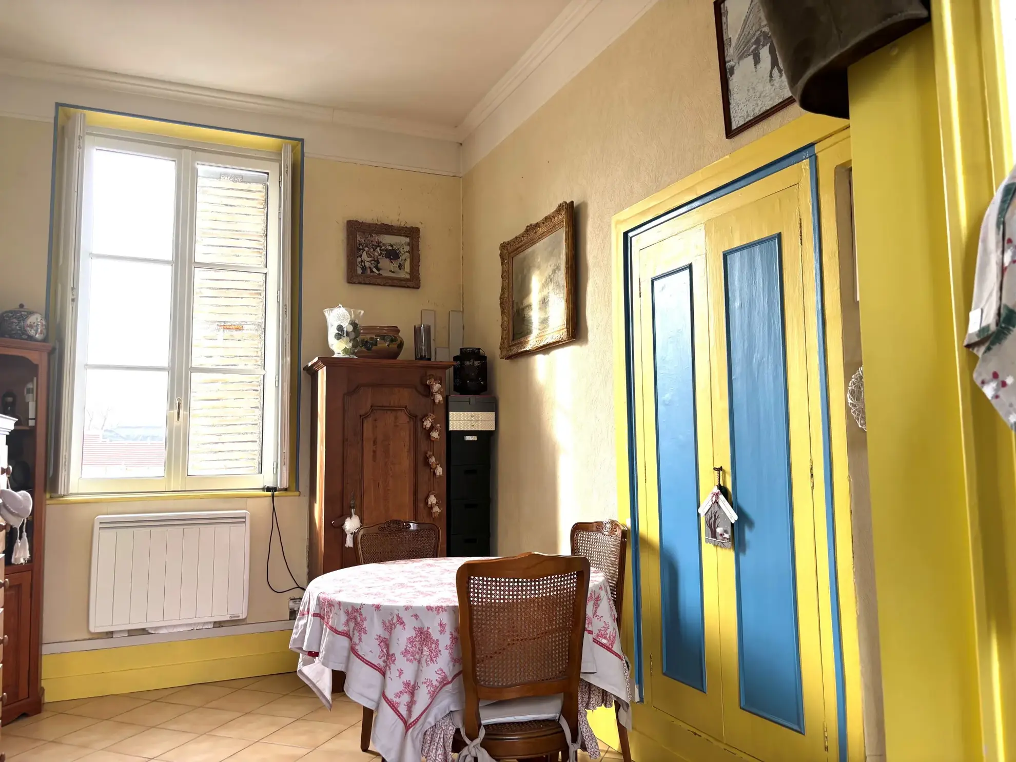 Appartement 3 pièces à Versailles avec grande hauteur sous plafond et vue dégagée 