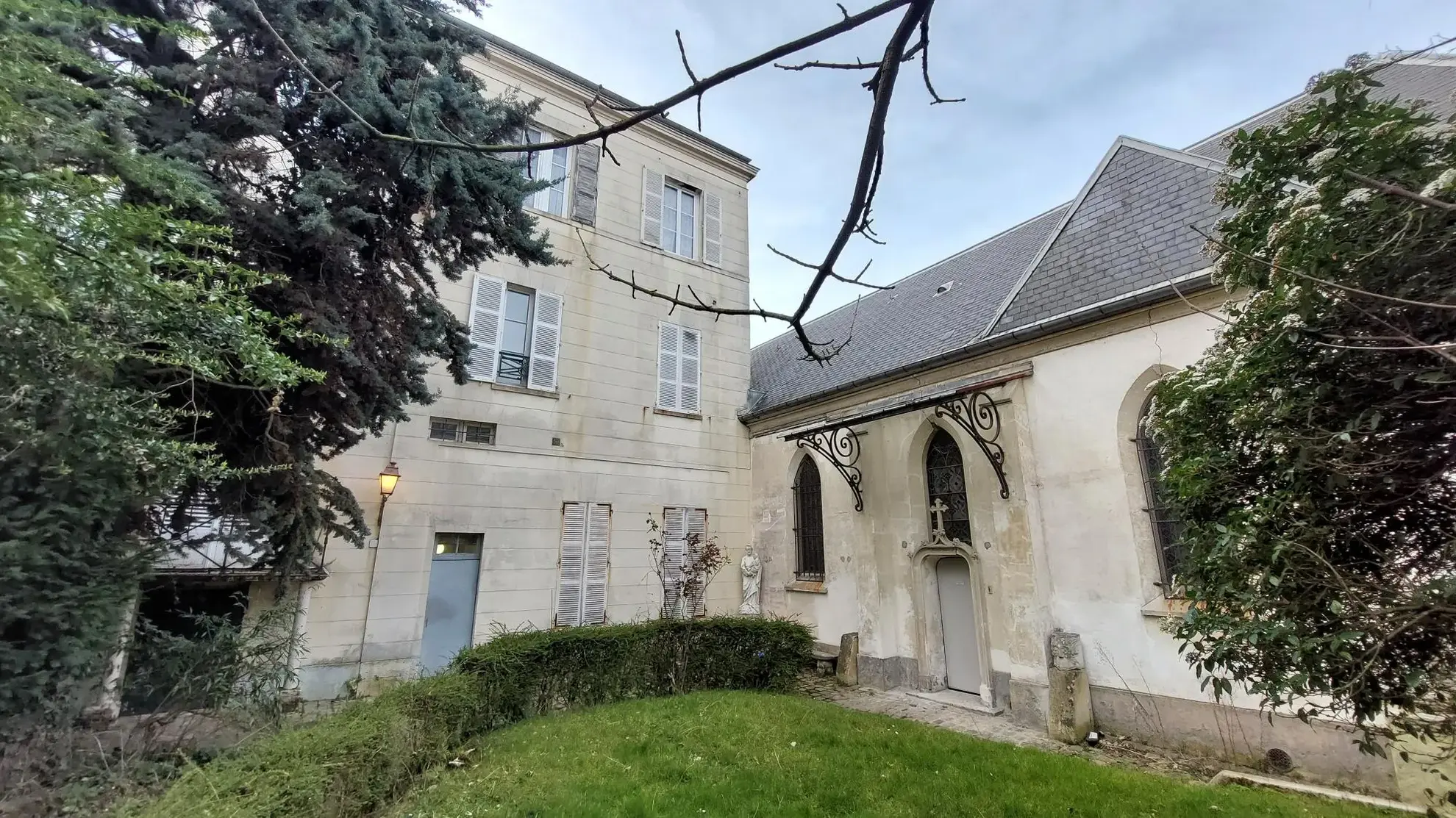 Appartement 3 pièces à Versailles avec grande hauteur sous plafond et vue dégagée