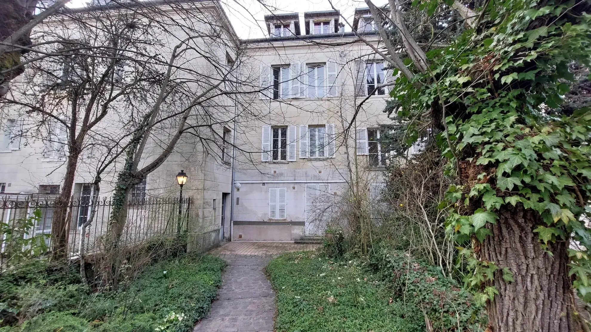 Appartement 3 pièces à Versailles avec grande hauteur sous plafond et vue dégagée 