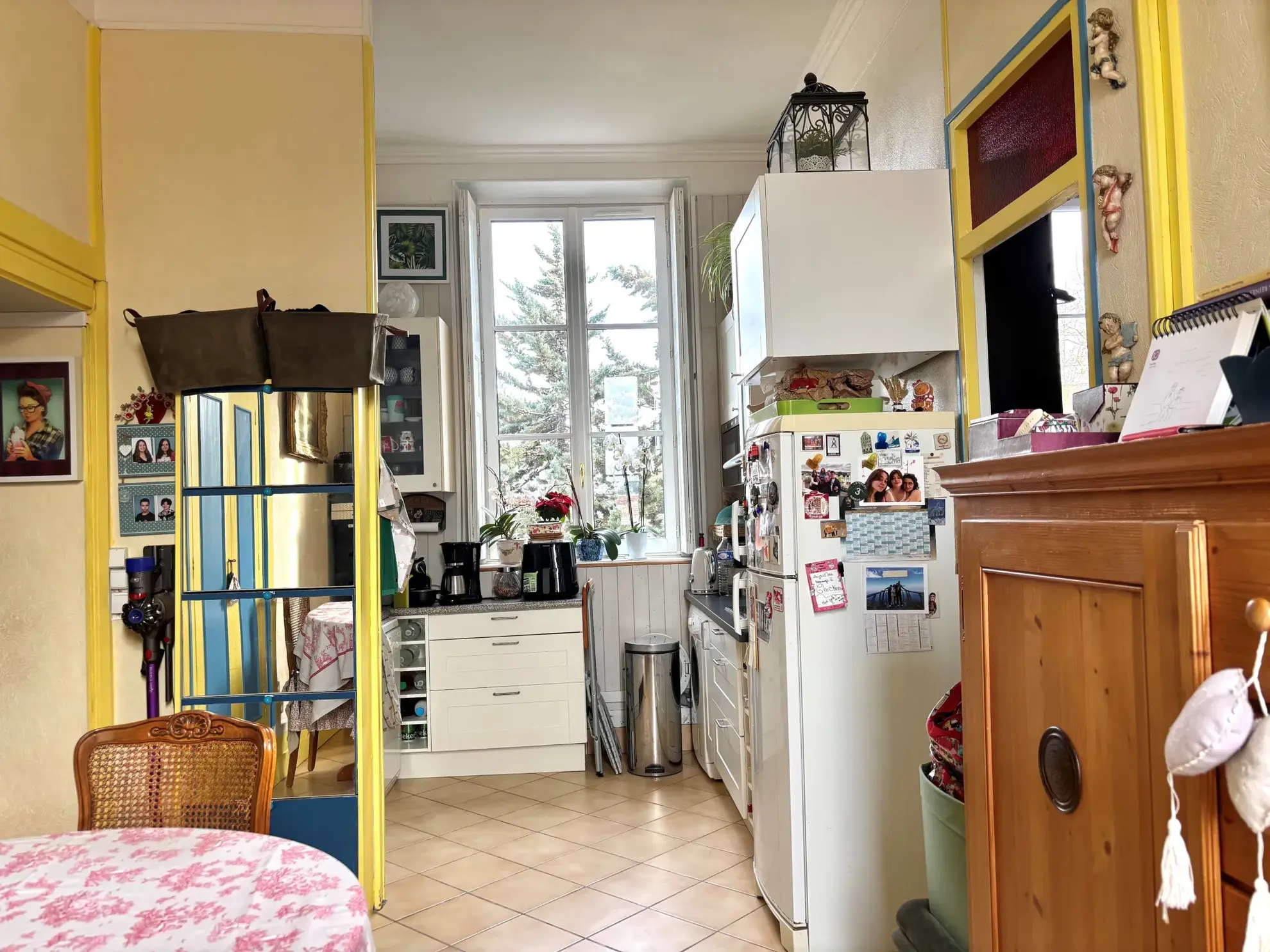 Appartement 3 pièces à Versailles avec grande hauteur sous plafond et vue dégagée 
