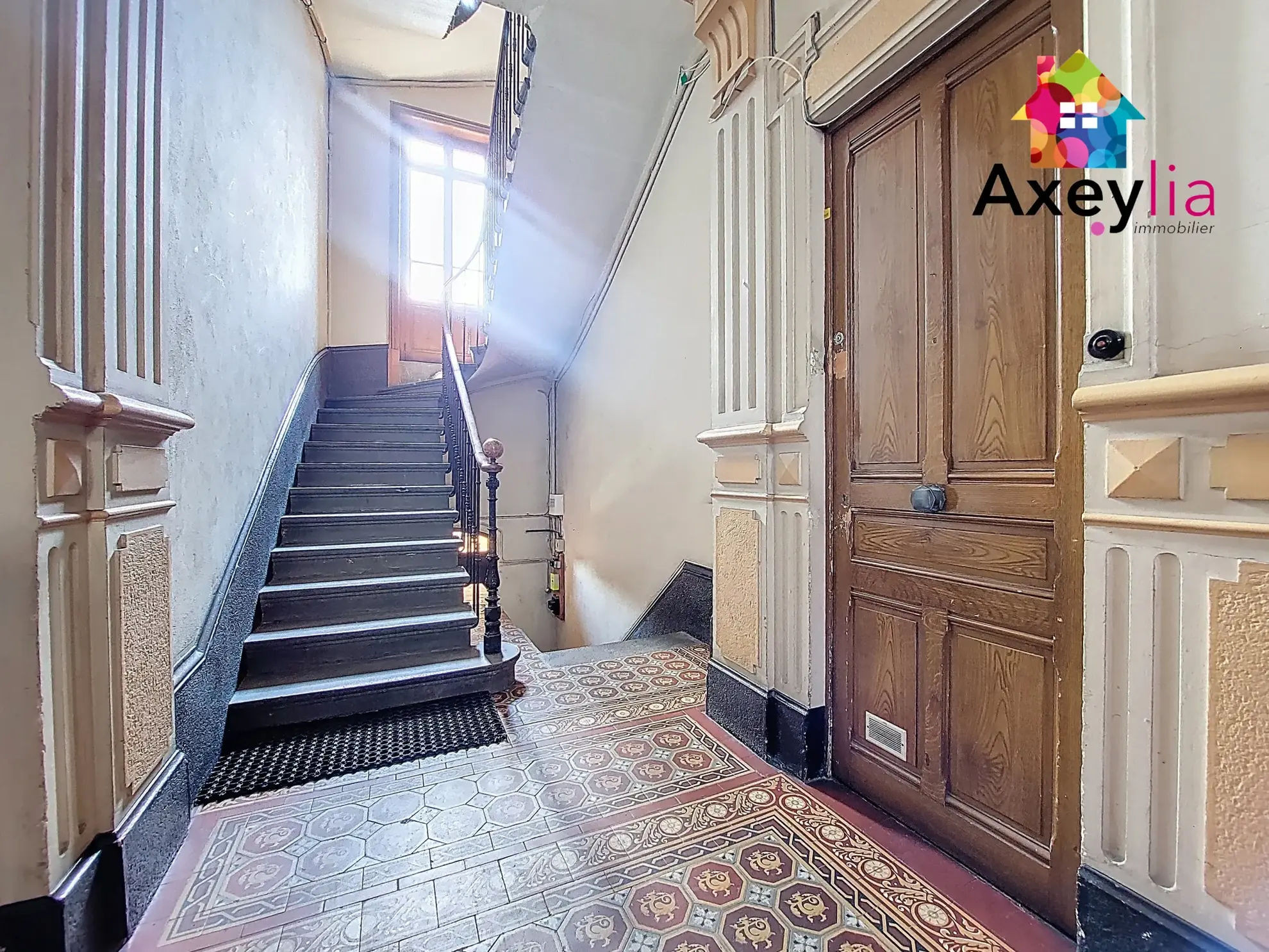 Appartement T5 rénové en hyper-centre de Roanne avec cave et charme haussmannien 