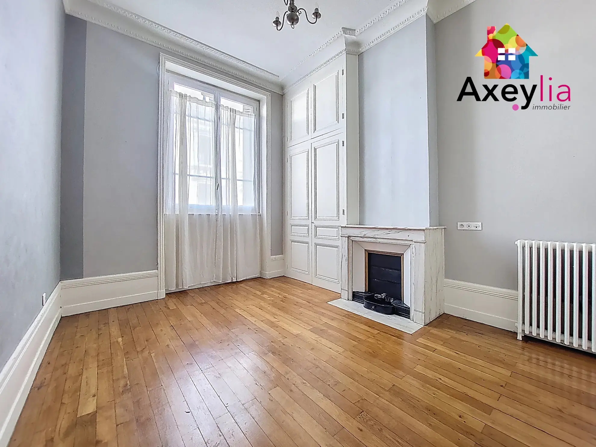 Appartement T5 rénové en hyper-centre de Roanne avec cave et charme haussmannien 