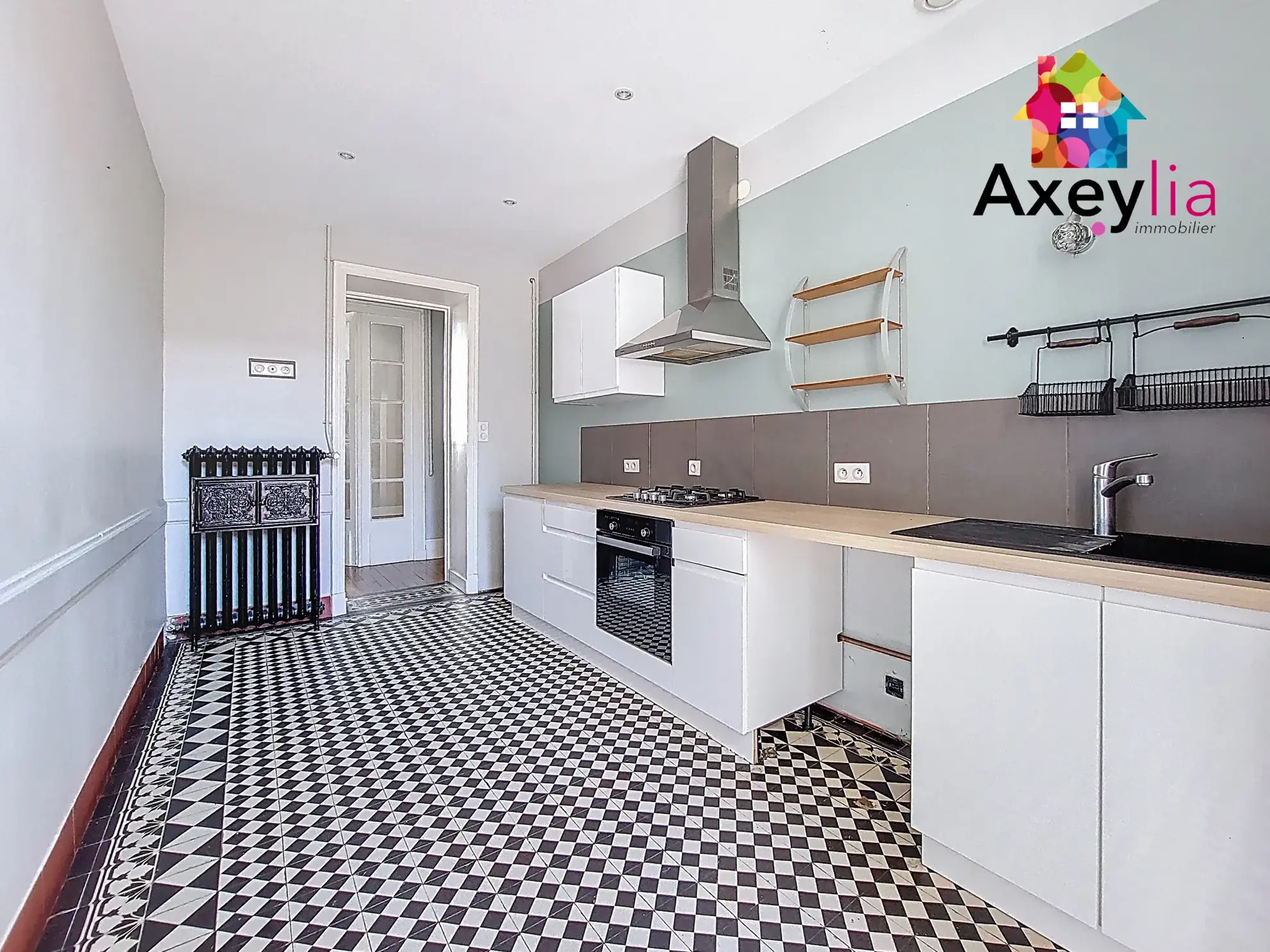 Appartement T5 rénové en hyper-centre de Roanne avec cave et charme haussmannien 