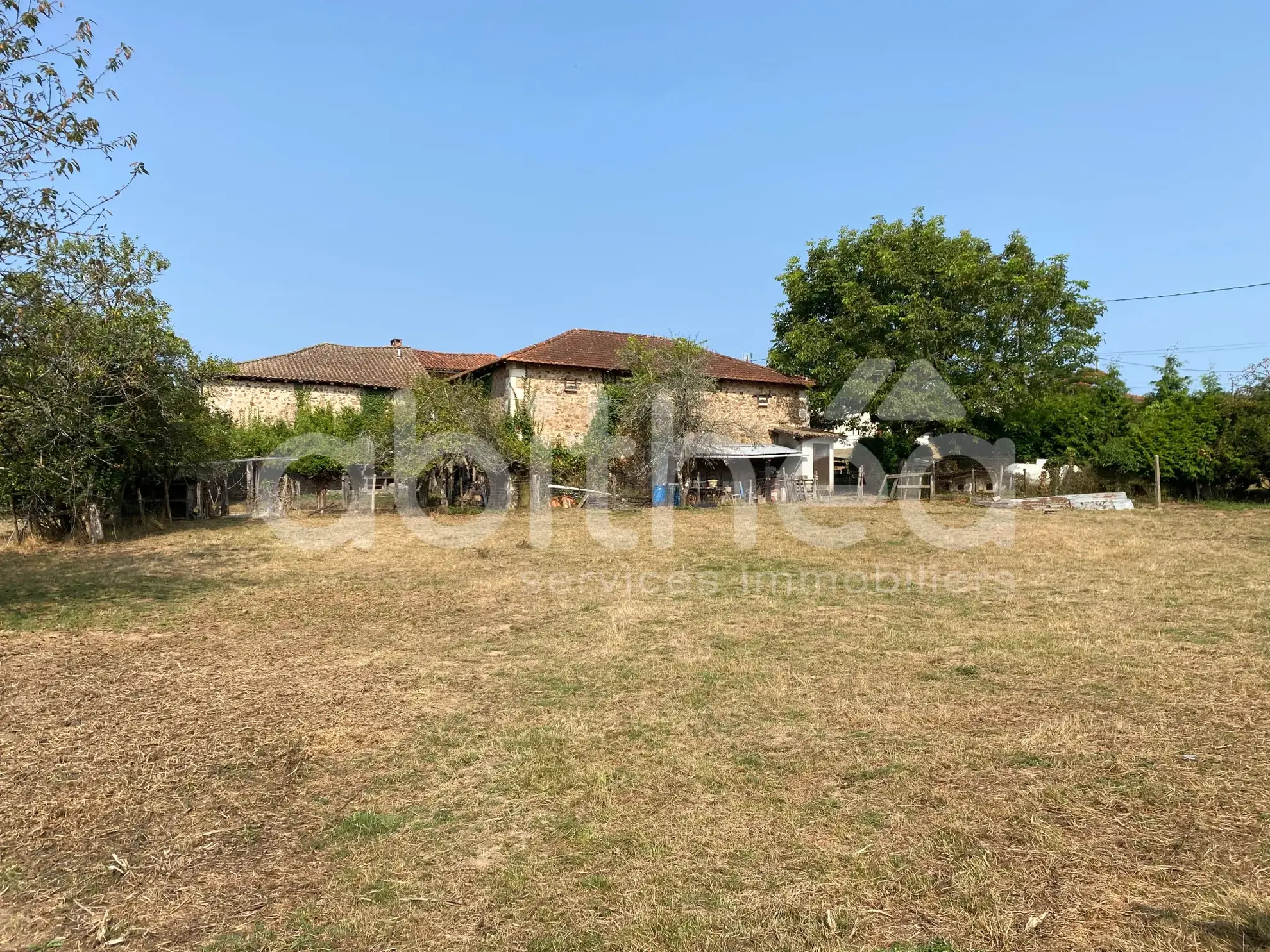 Maison à rénover avec grange et terrain à Chirac (16150), potentiel intéressant 