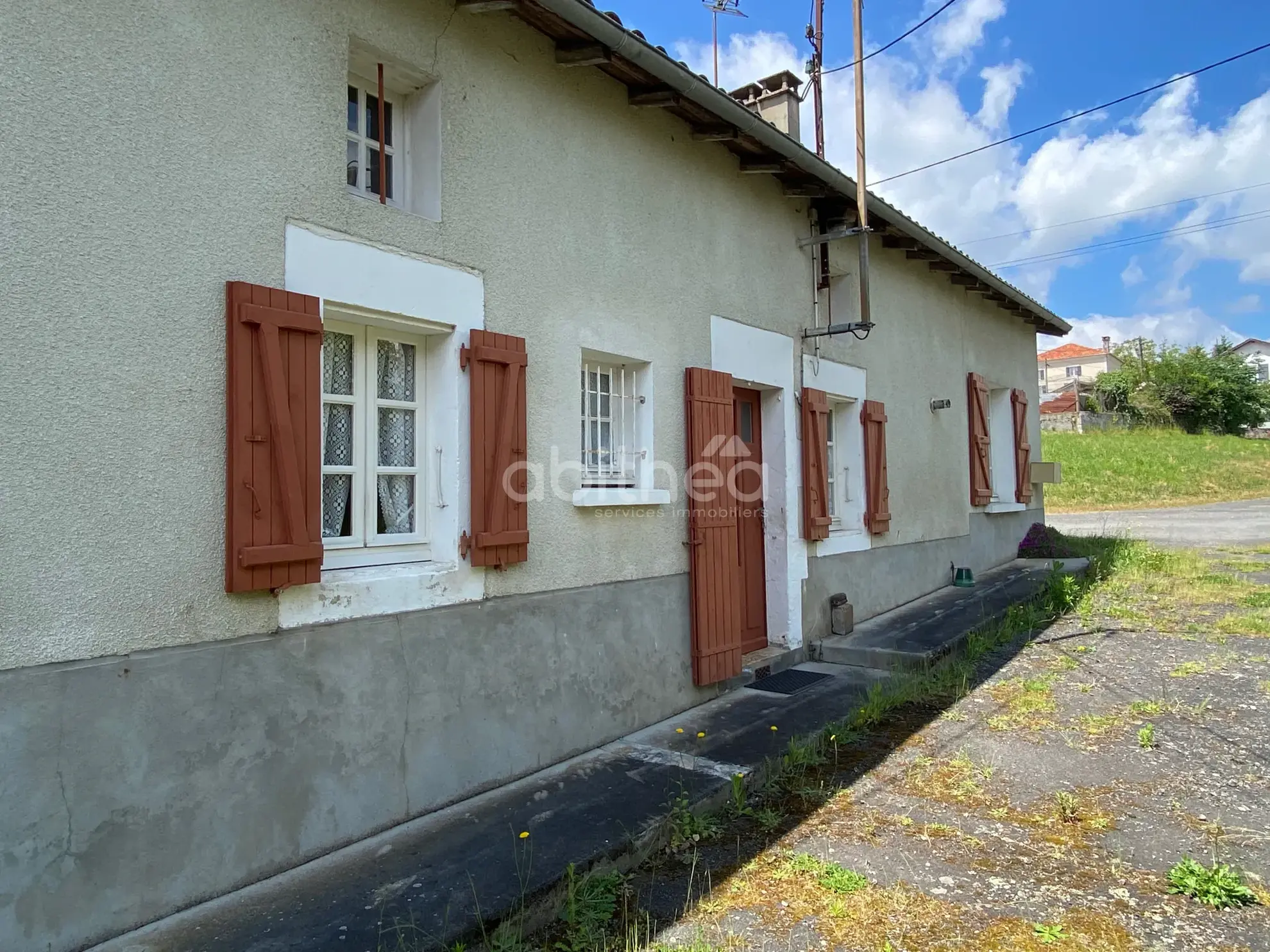 Maison à rénover avec grange aménageable et grand terrain proche de Chabanais
