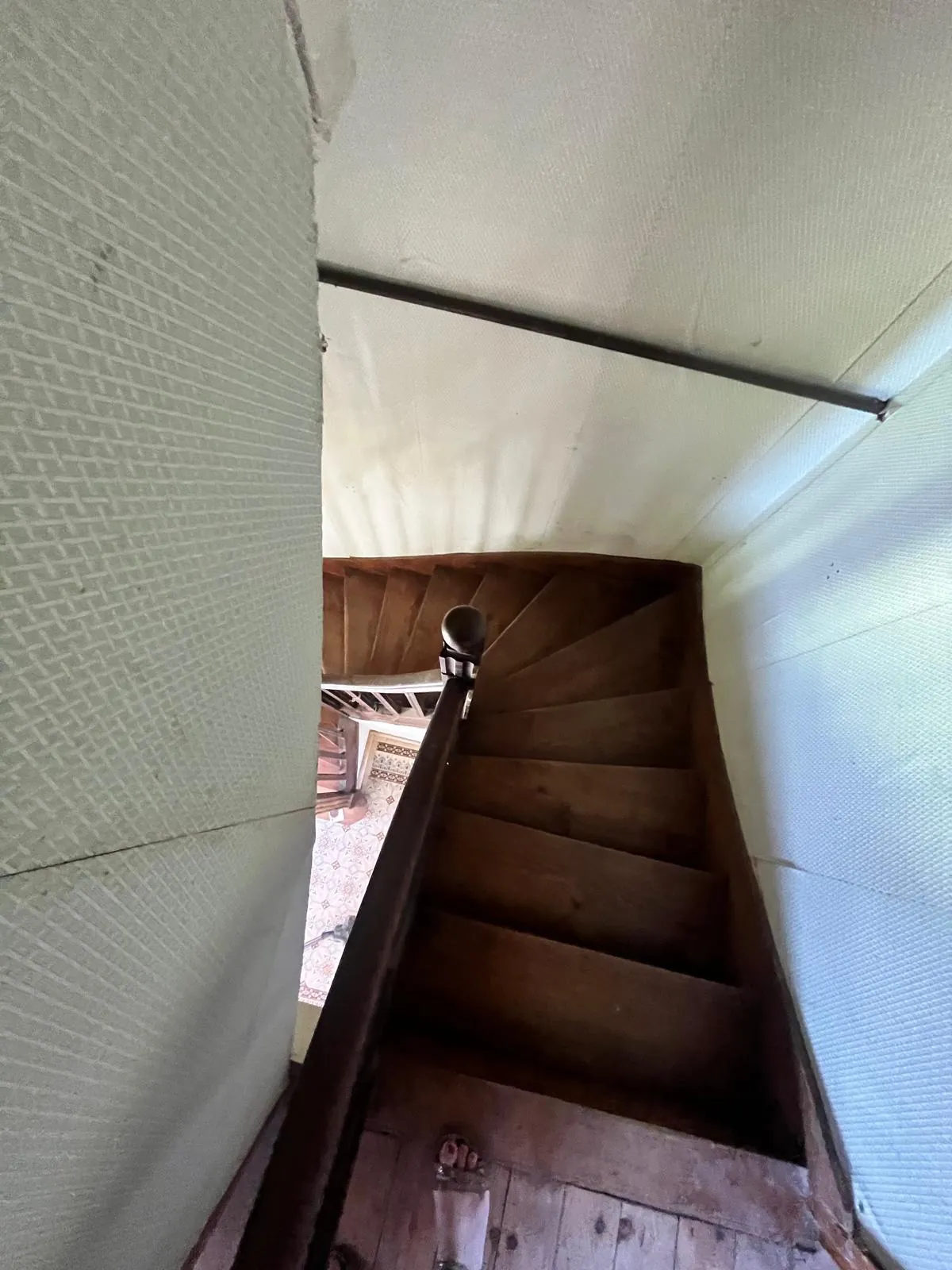 Maison de ville à rénover à Guise (02120) avec garage et cour privée 