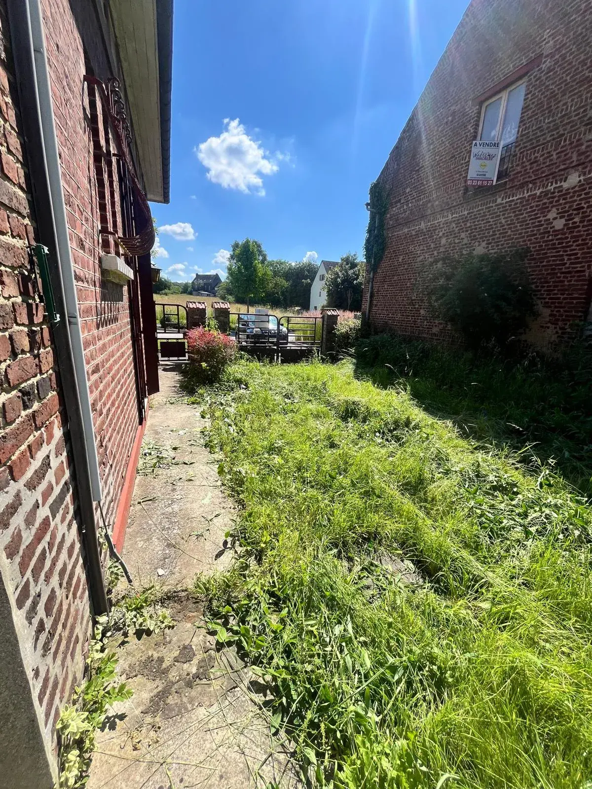 Maison de ville à rénover à Guise (02120) avec garage et cour privée 