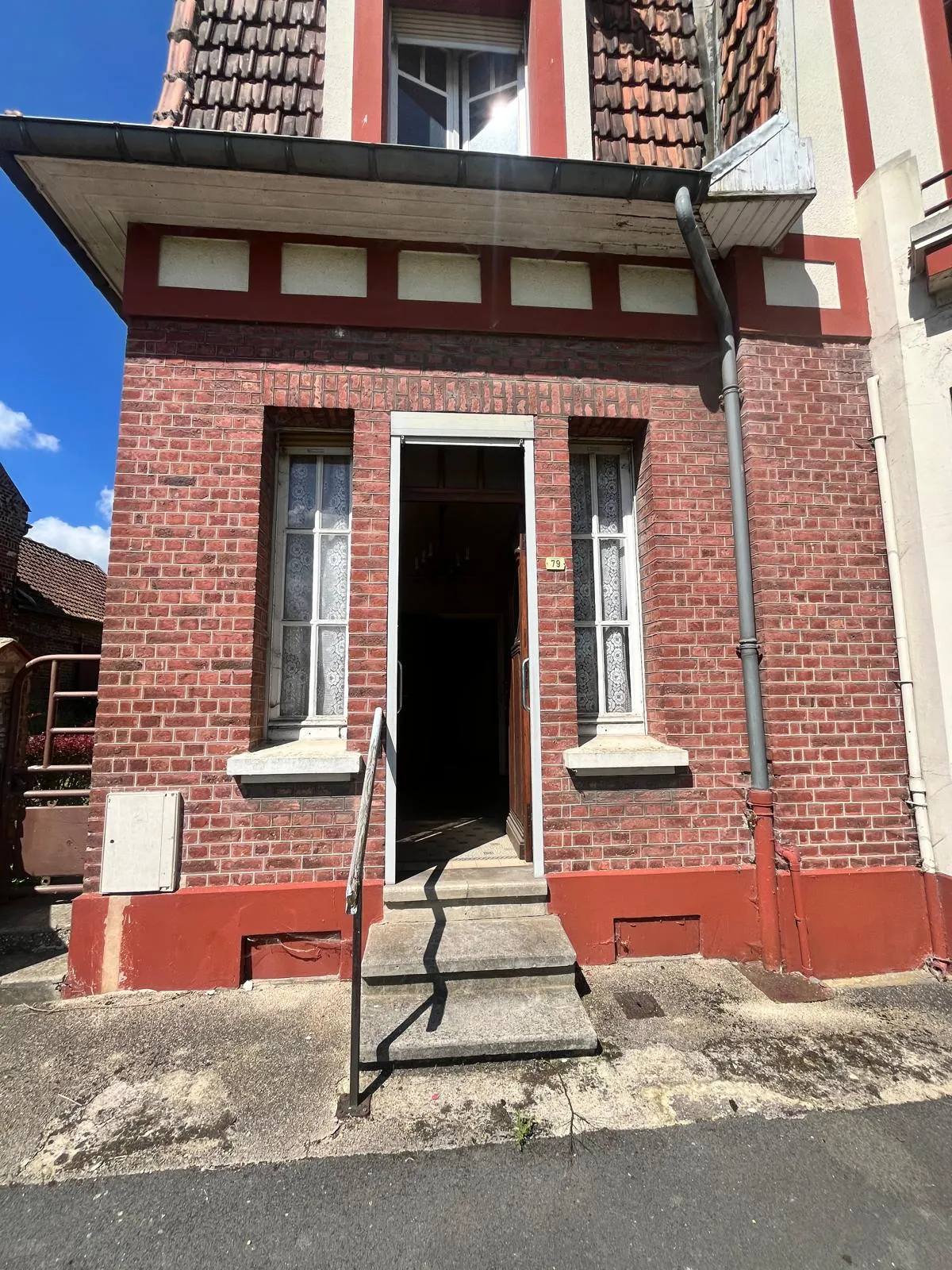 Maison de ville à rénover à Guise (02120) avec garage et cour privée 
