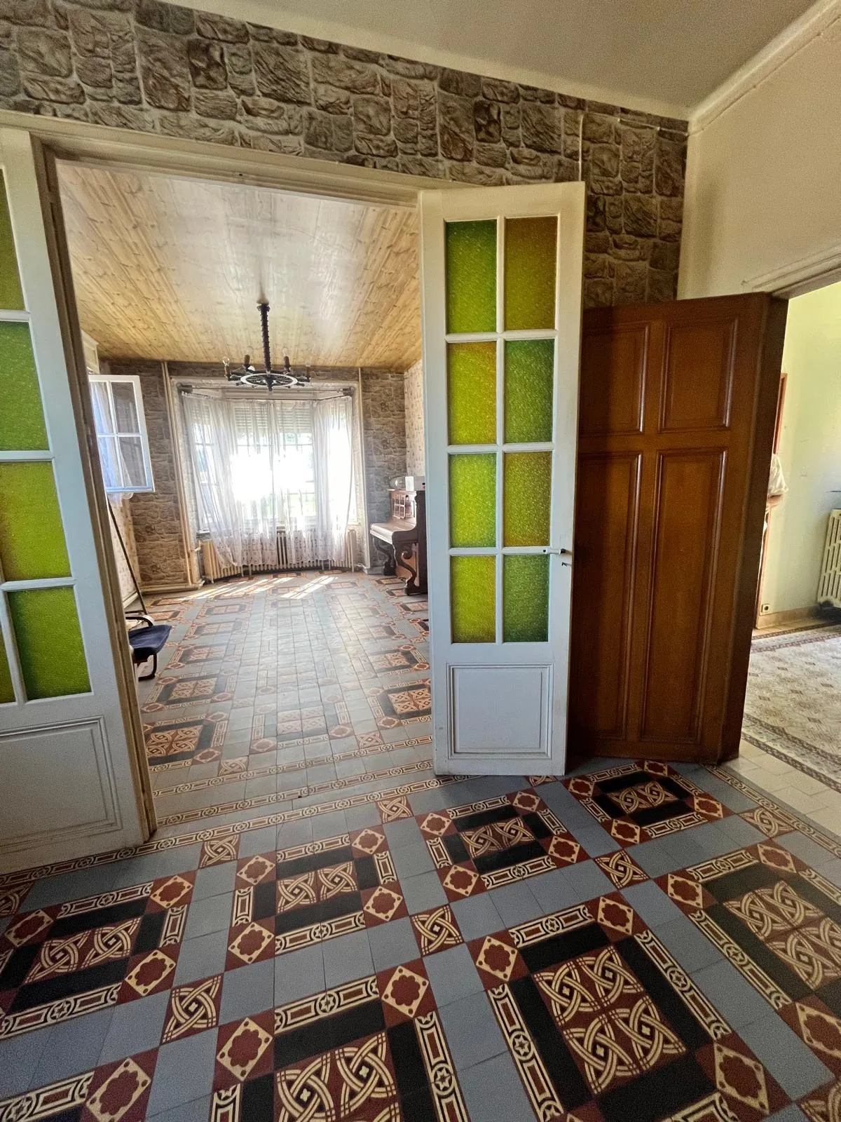 Maison de ville à rénover à Guise (02120) avec garage et cour privée 