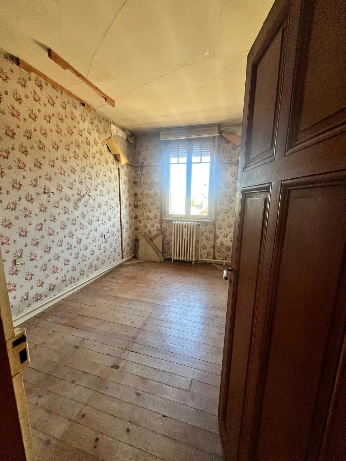 Maison de ville à rénover à Guise (02120) avec garage et cour privée 