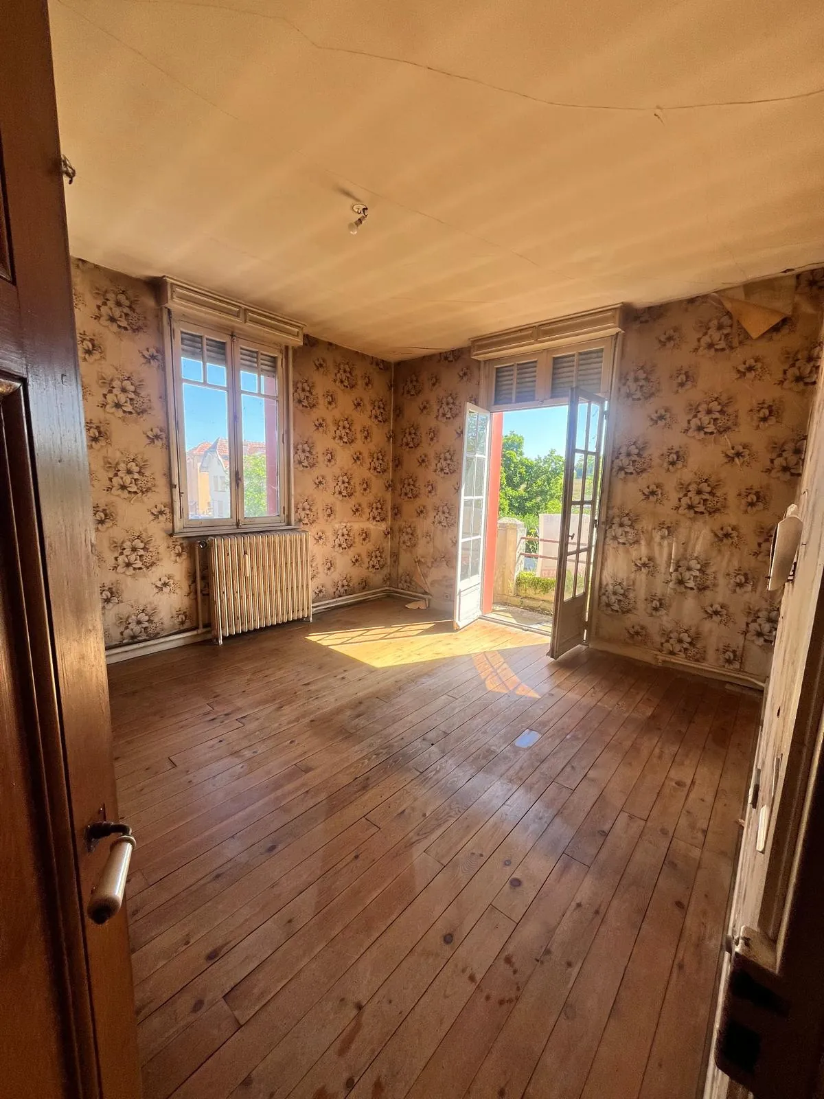 Maison de ville à rénover à Guise (02120) avec garage et cour privée 