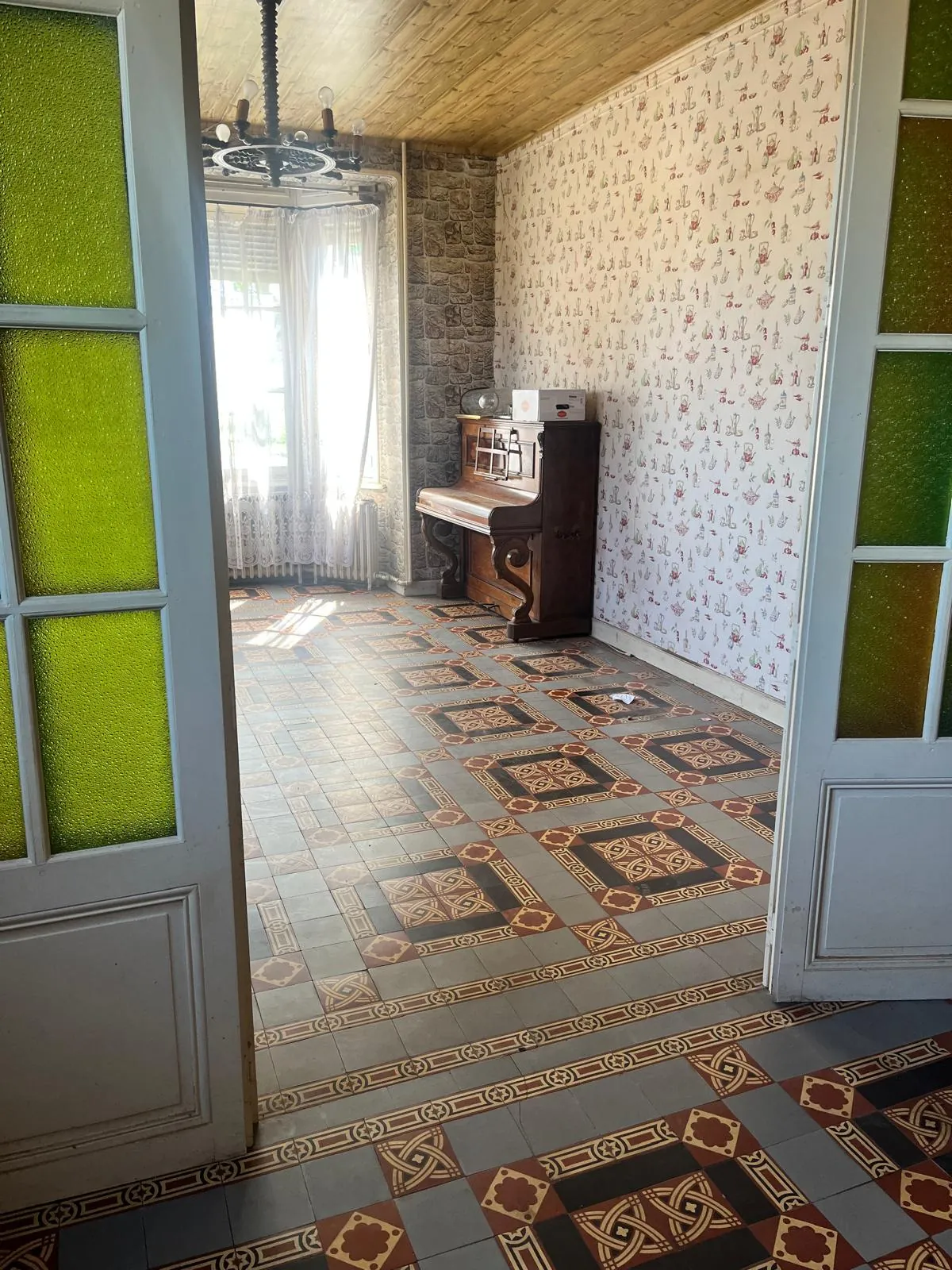 Maison de ville à rénover à Guise (02120) avec garage et cour privée 