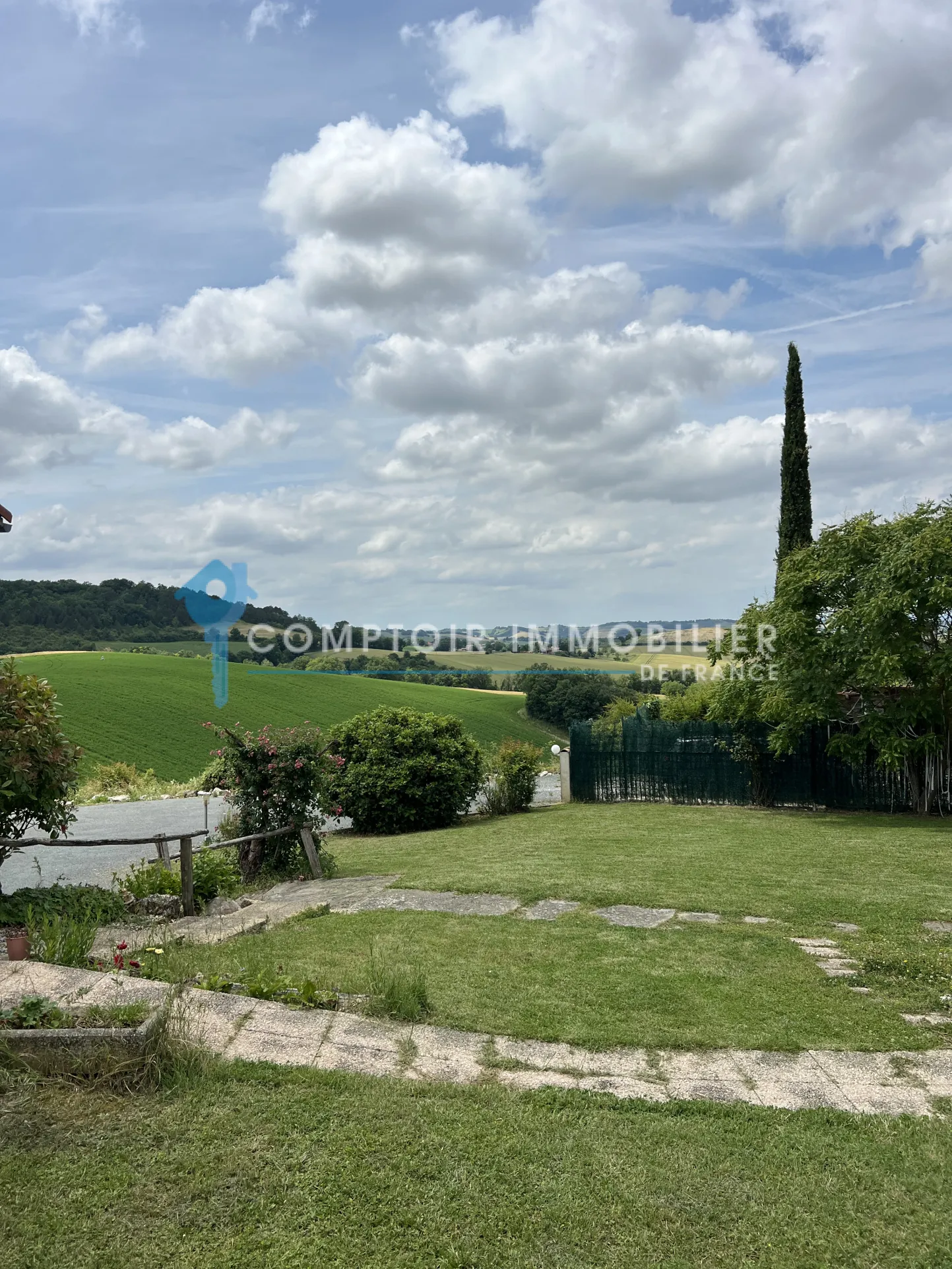 Maison familiale à Saint Paul Cap de Joux avec studio indépendant et grand terrain 