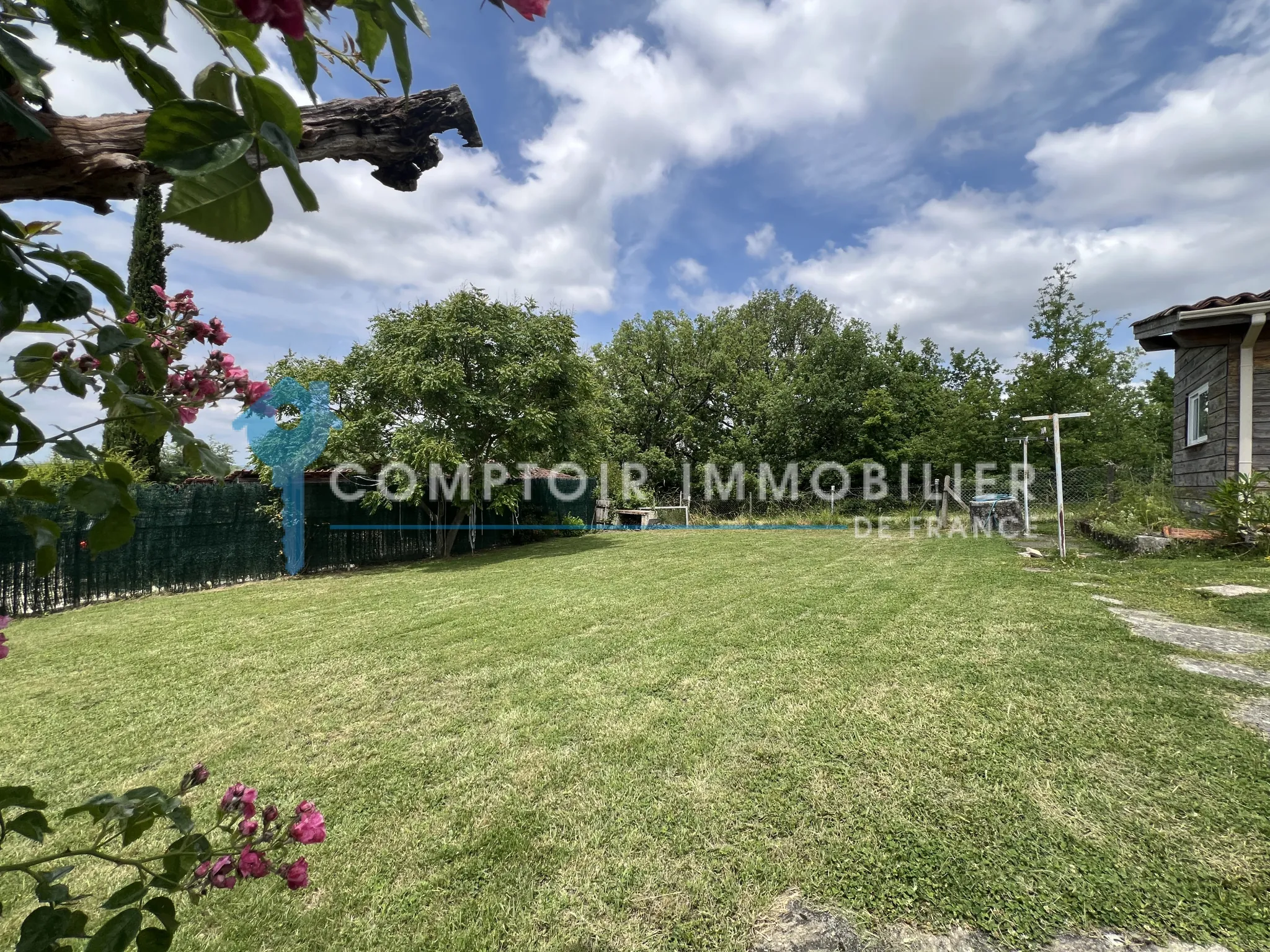 Maison familiale à Saint Paul Cap de Joux avec studio indépendant et grand terrain 
