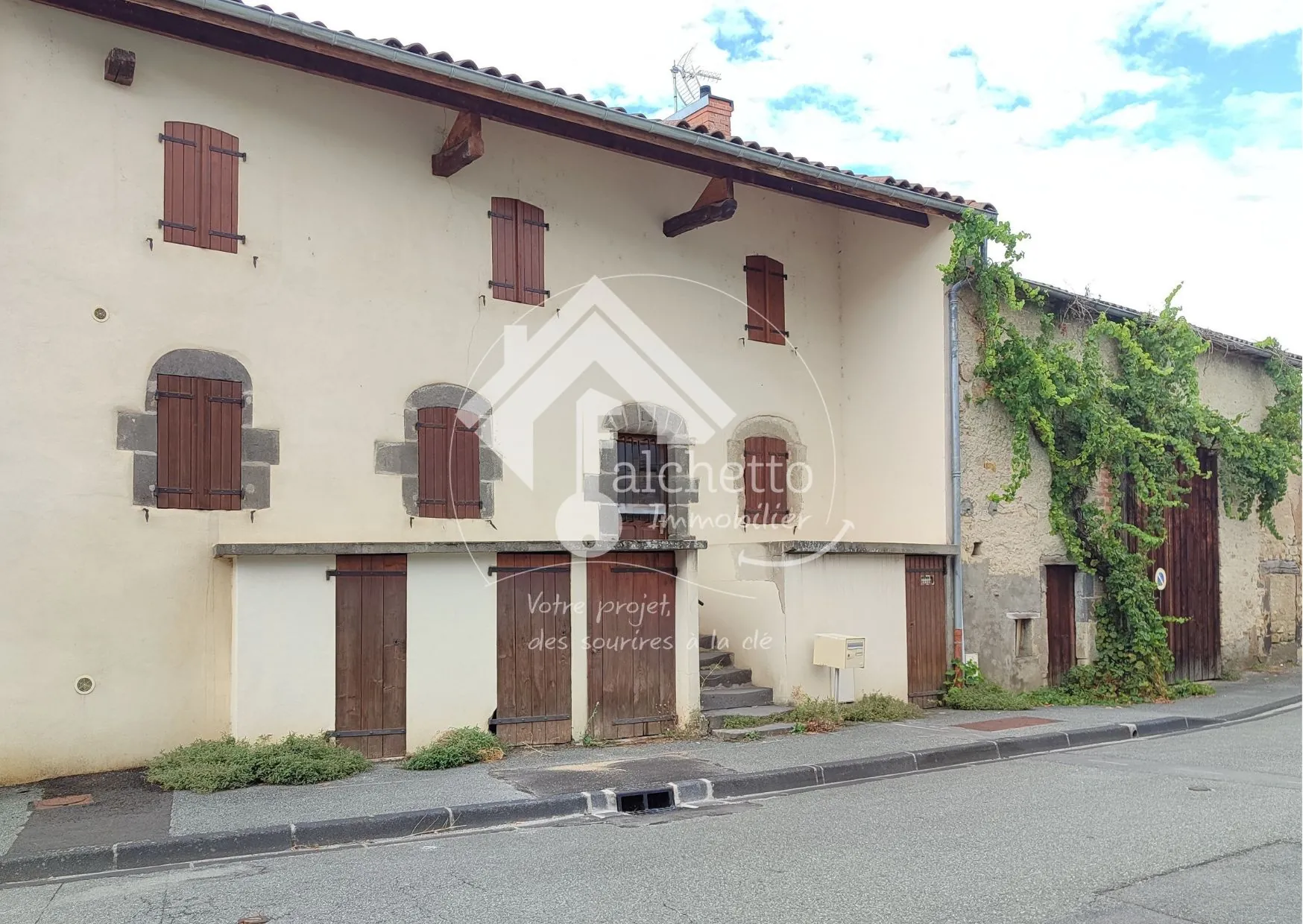 Maison de village avec dépendances et terrain constructible à Combronde