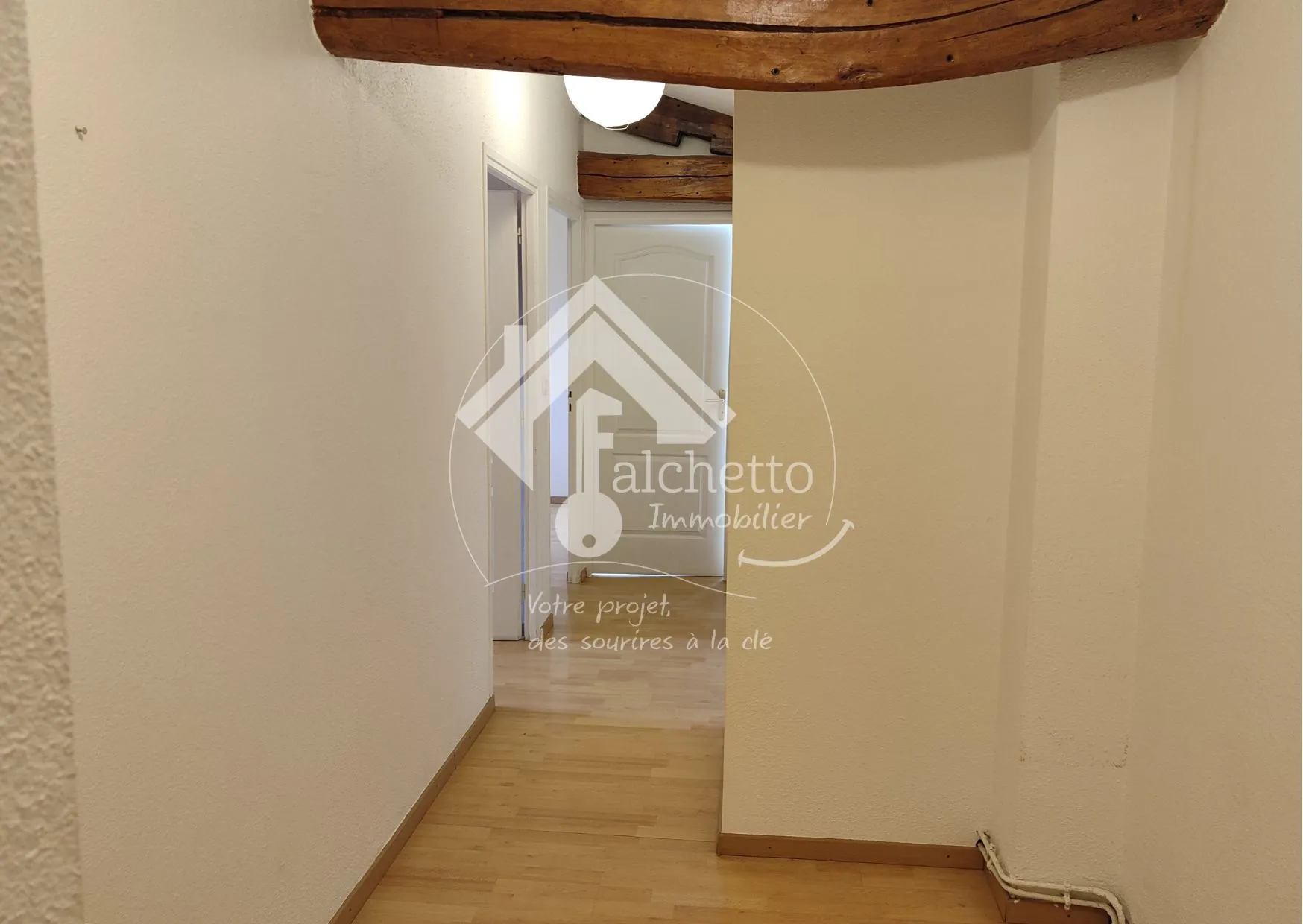 Maison de village avec dépendances et terrain constructible à Combronde 