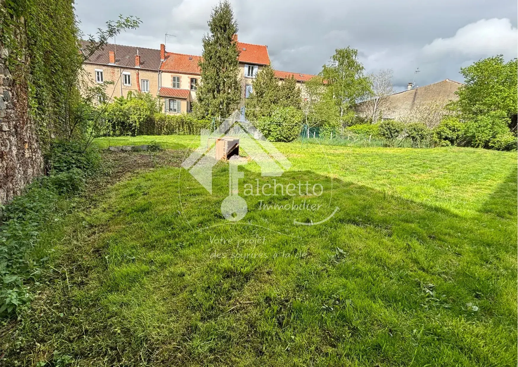 Maison de village avec dépendances et terrain constructible à Combronde 