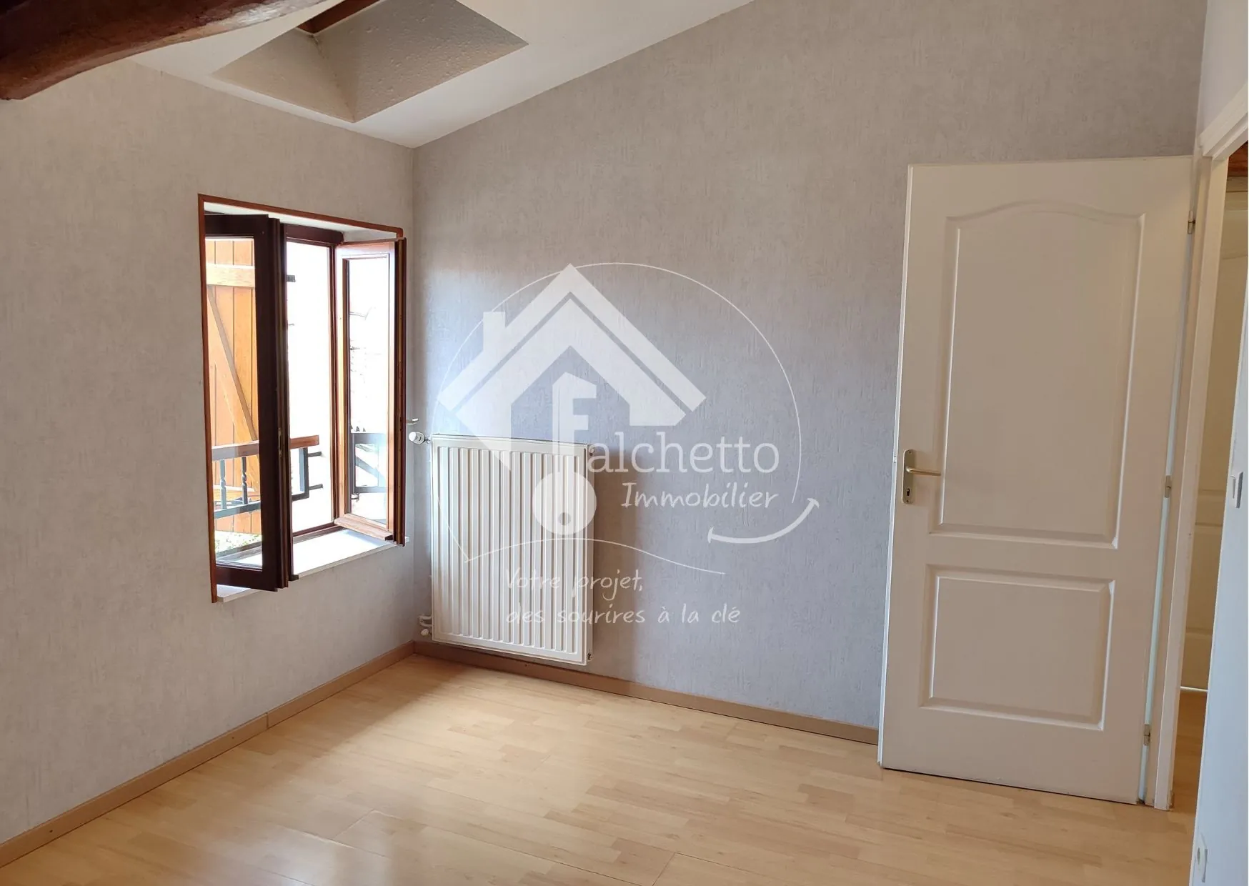 Maison de village avec dépendances et terrain constructible à Combronde 