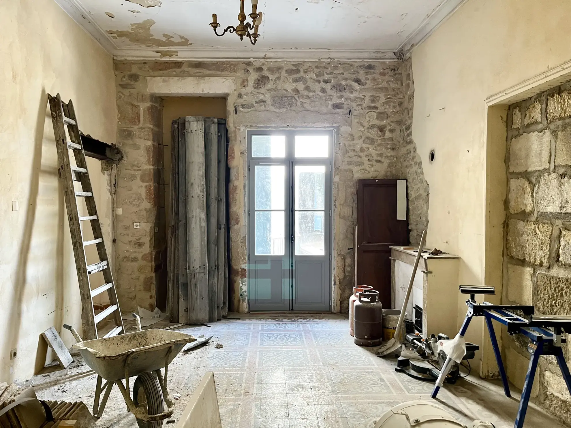 Duplex à rénover avec grand potentiel au centre-ville de Sommieres 