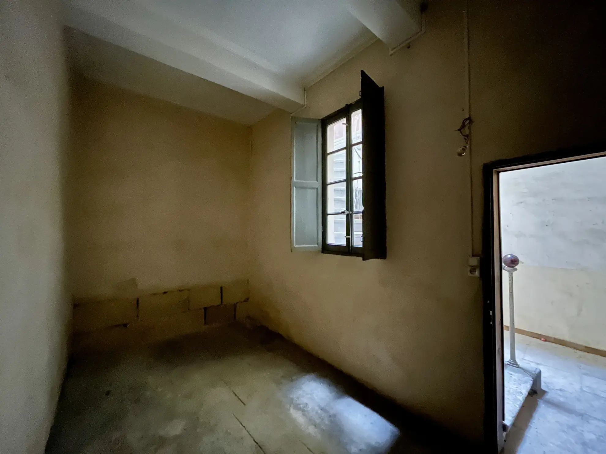 Duplex à rénover avec grand potentiel au centre-ville de Sommieres 