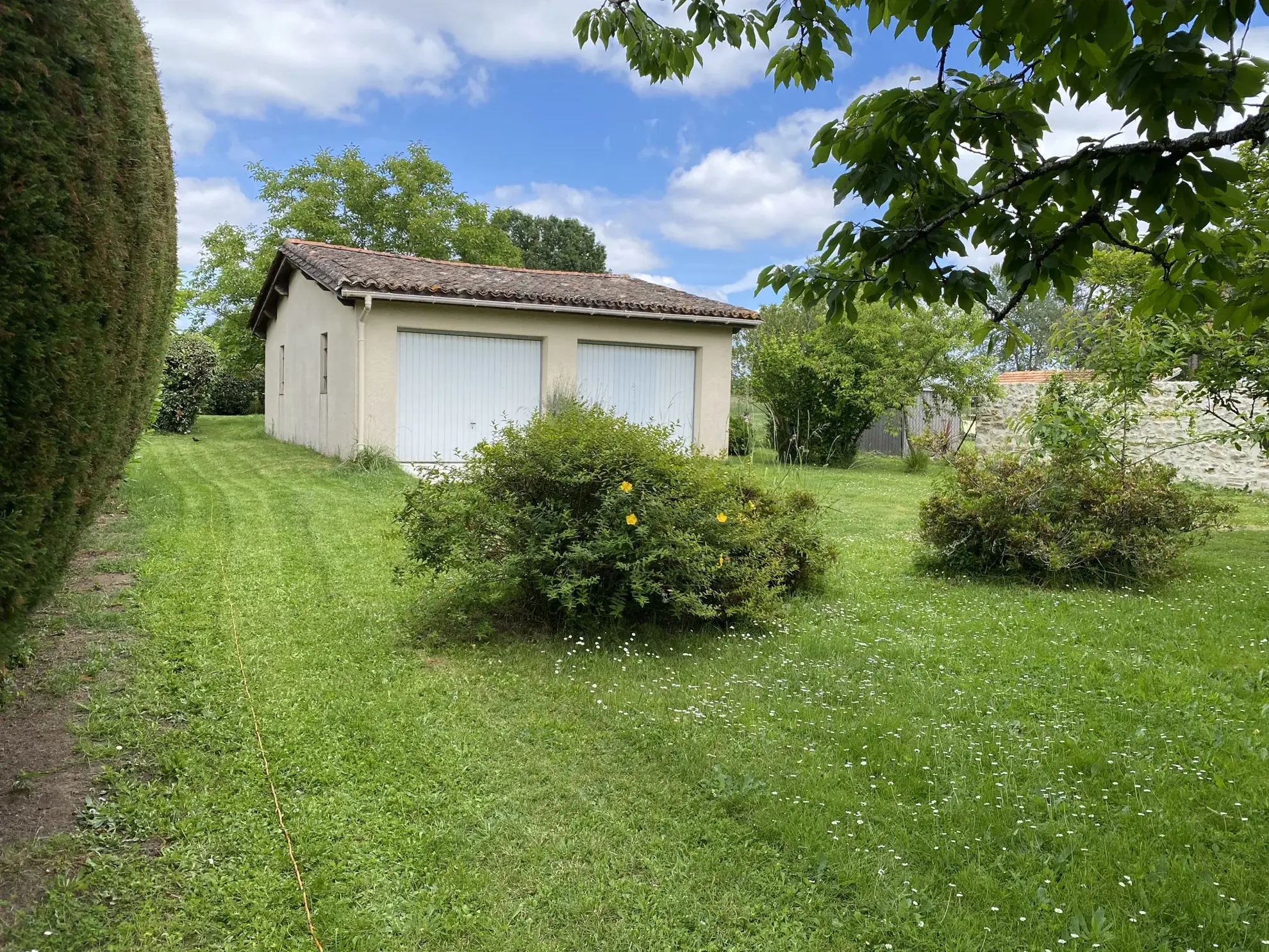 Maison de village en pierre avec jardin, garage et potentiel d'aménagement proche d'Auros 