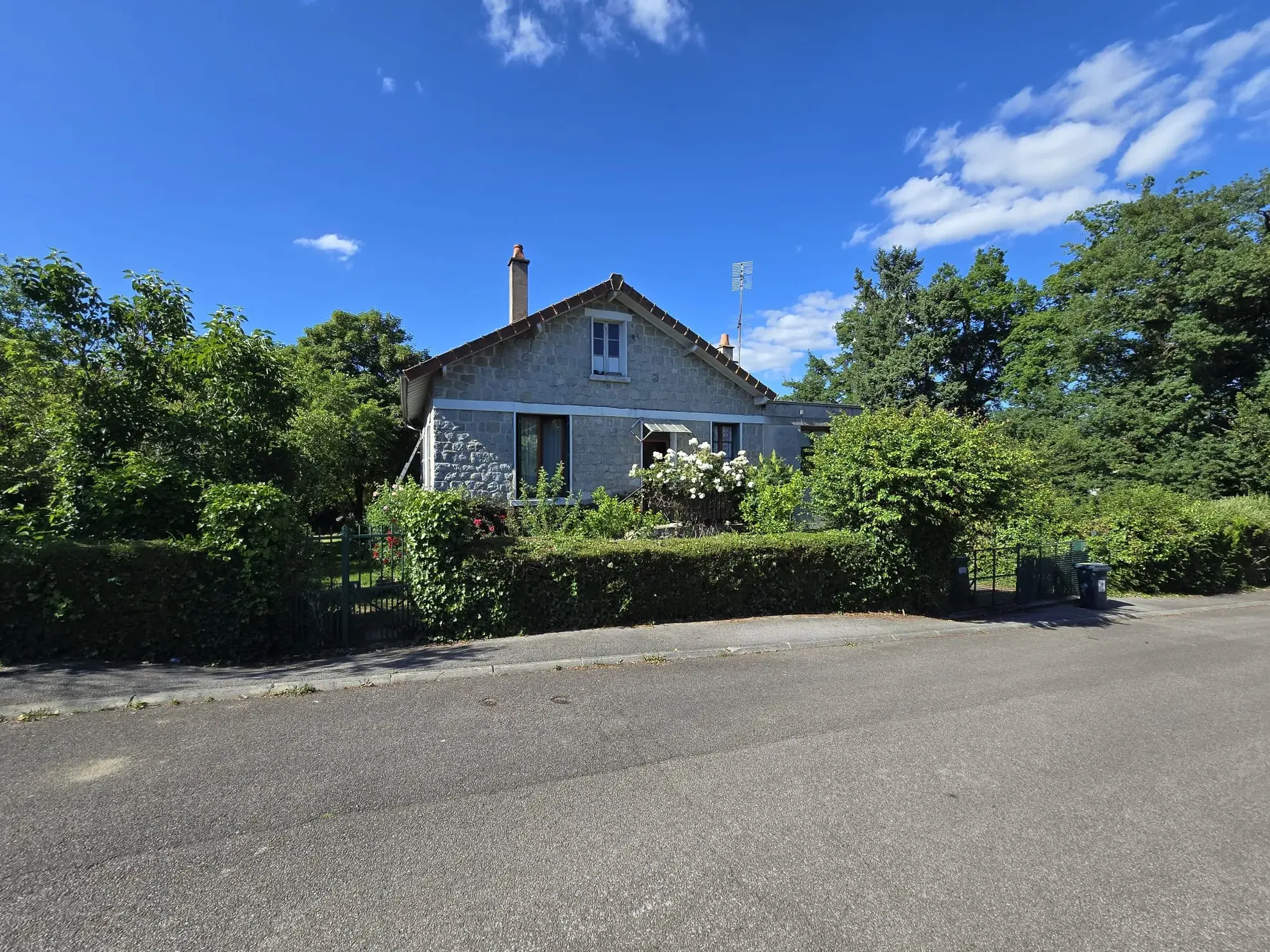 Maison à rénover de 85 m² à Panazol avec grand terrain de 1000 m²